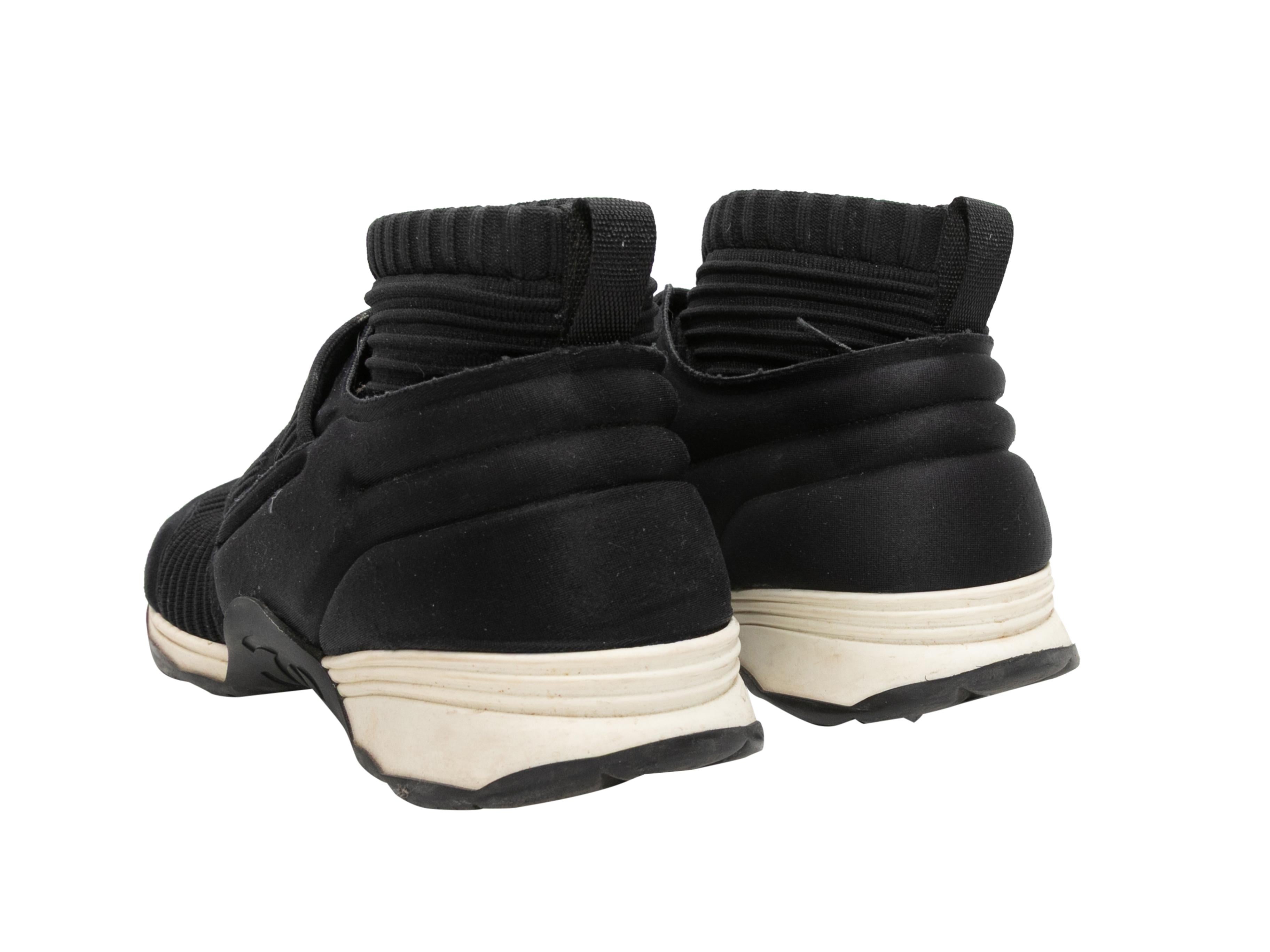 Nero Scarpe da ginnastica alte Chanel in bianco e nero taglia 38,5 in vendita