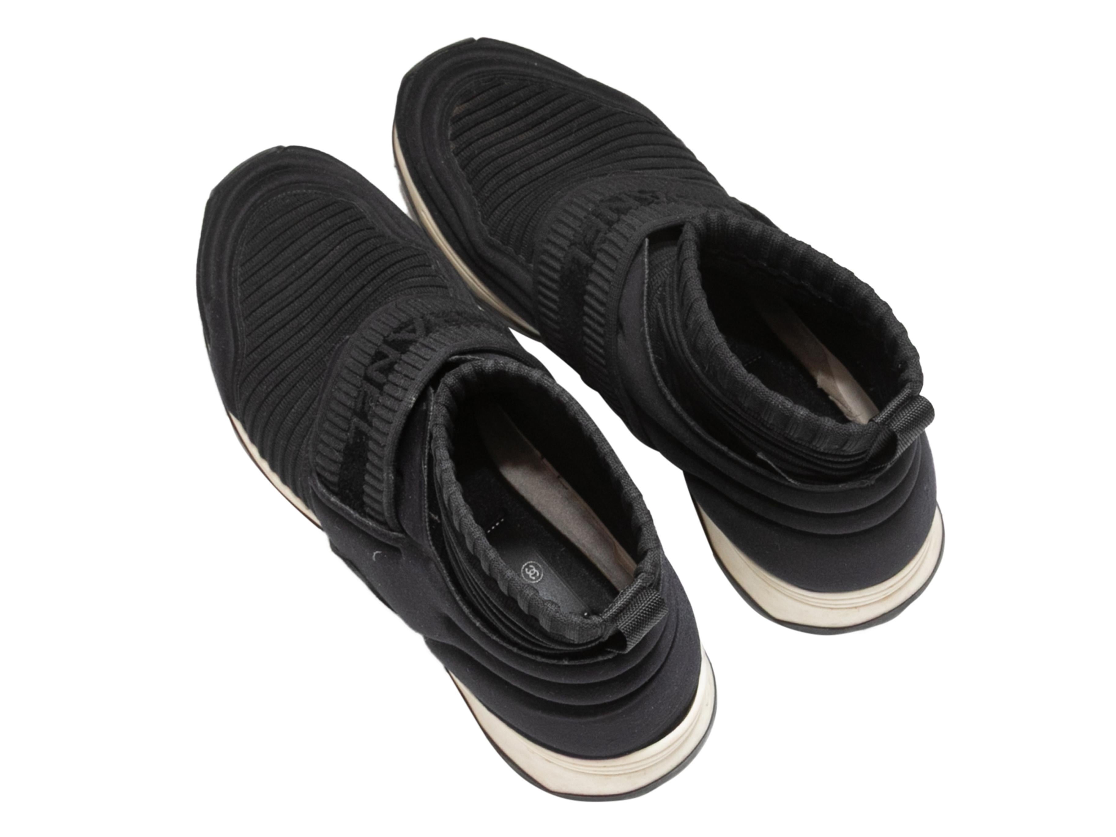 Scarpe da ginnastica alte Chanel in bianco e nero taglia 38,5 In condizioni buone in vendita a New York, NY