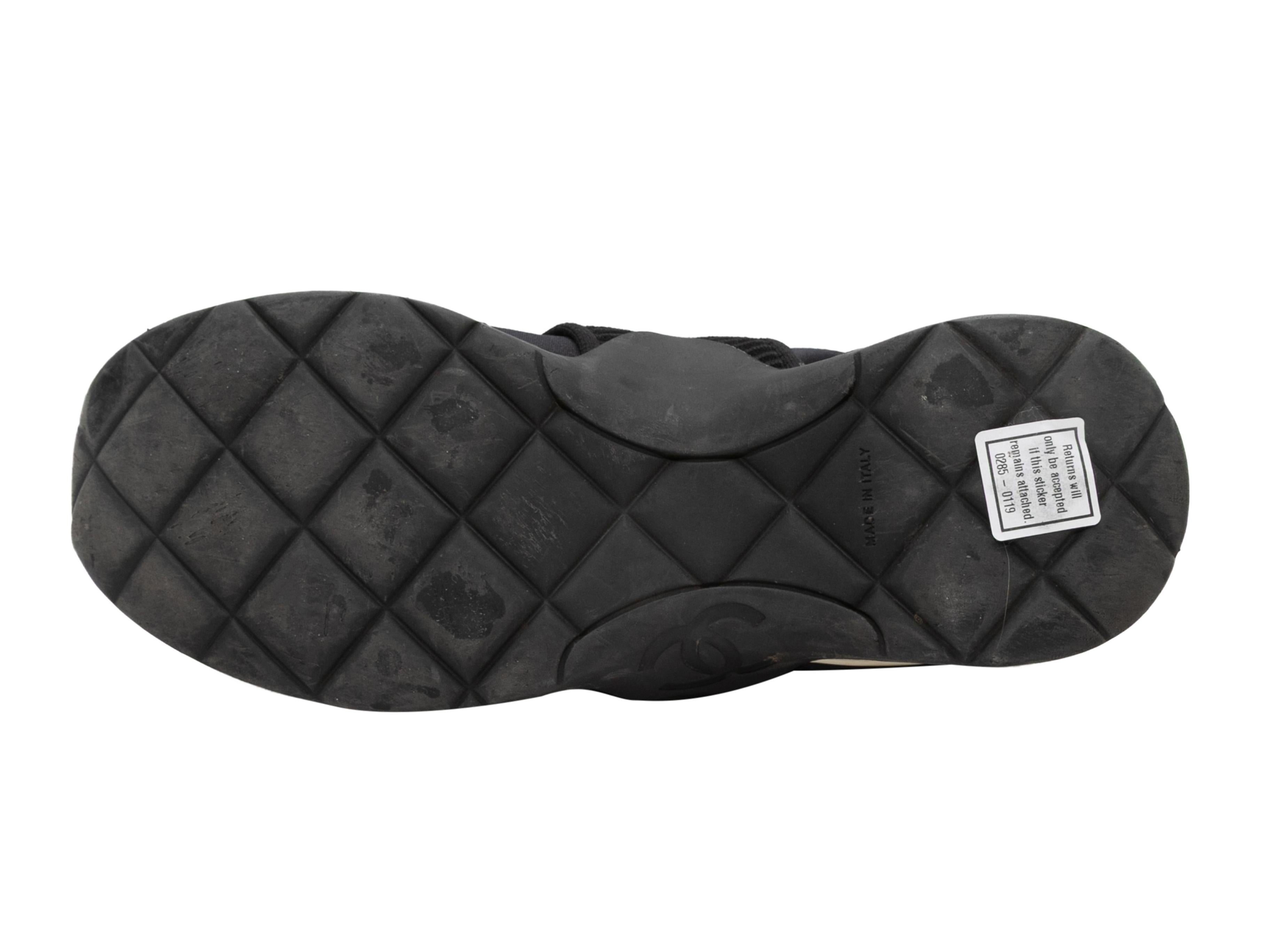 da uomo o donna Scarpe da ginnastica alte Chanel in bianco e nero taglia 38,5 in vendita