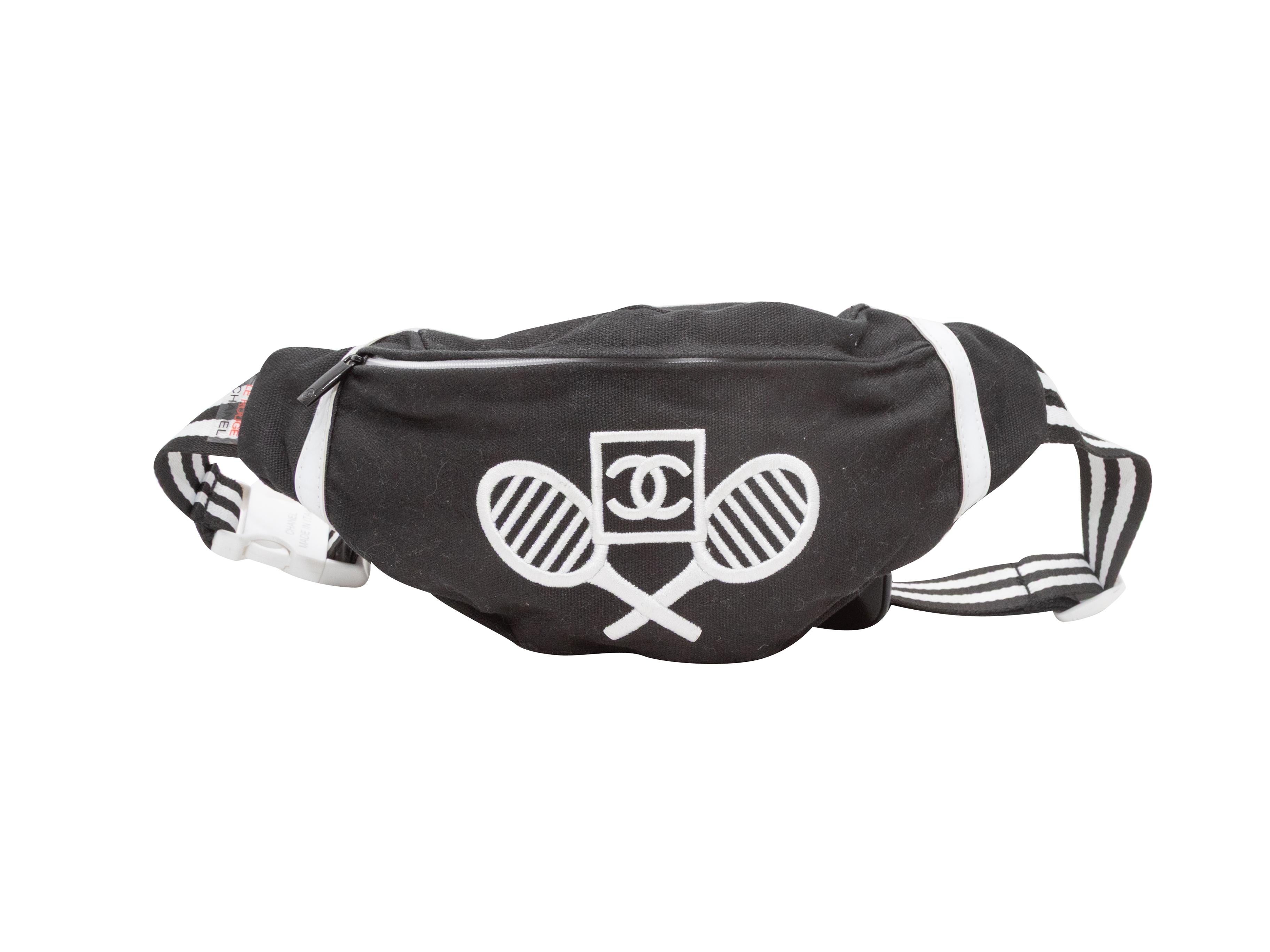 Sac à ceinture noir et blanc Chanel VIP Gift Tennis Motif. Ce sac à ceinture comporte un corps en toile, deux poches zippées et une sangle réglable à la taille. 6