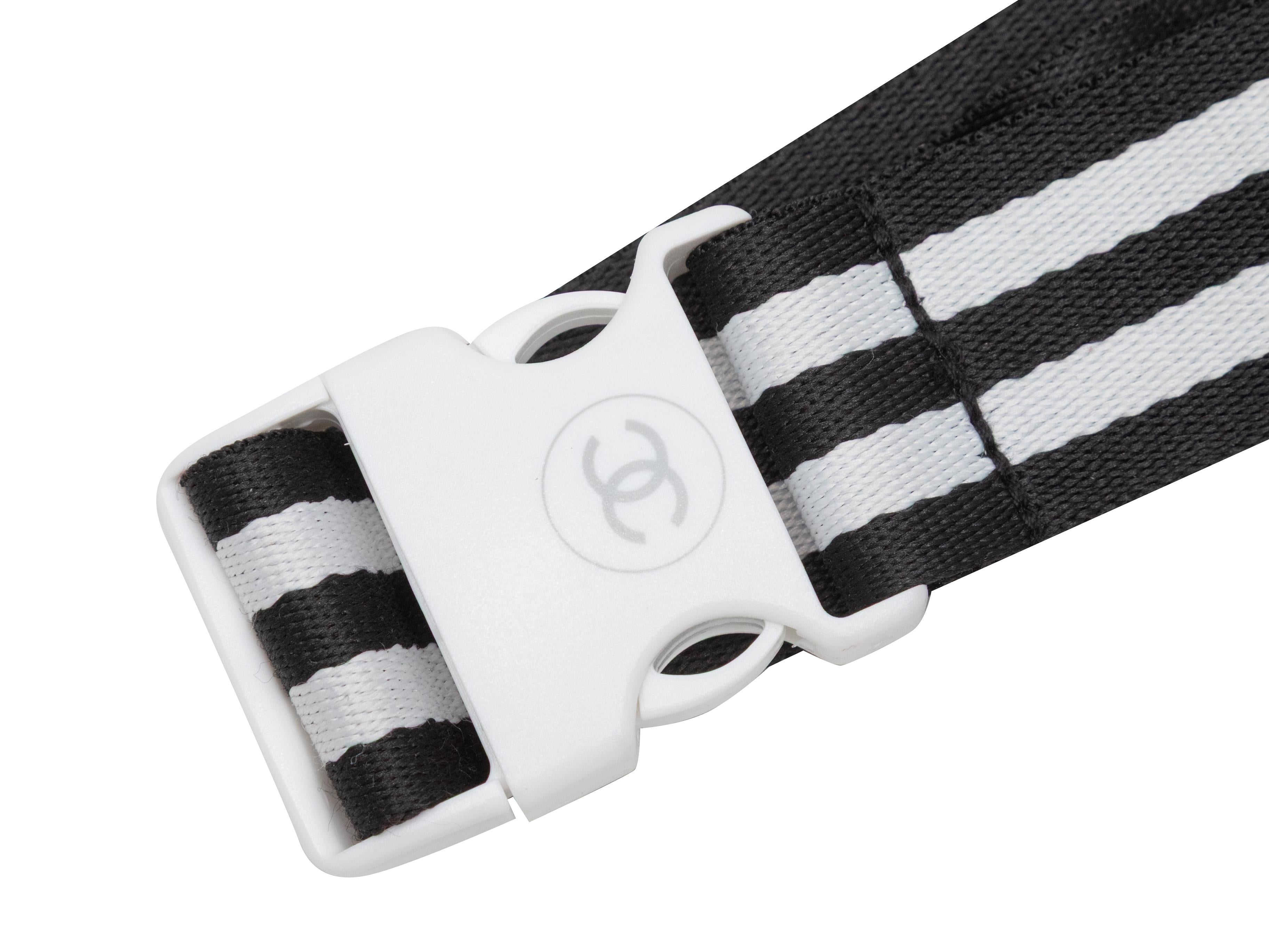 Sac à ceinture noir et blanc Chanel VIP Gift Tennis Motif en vente 2