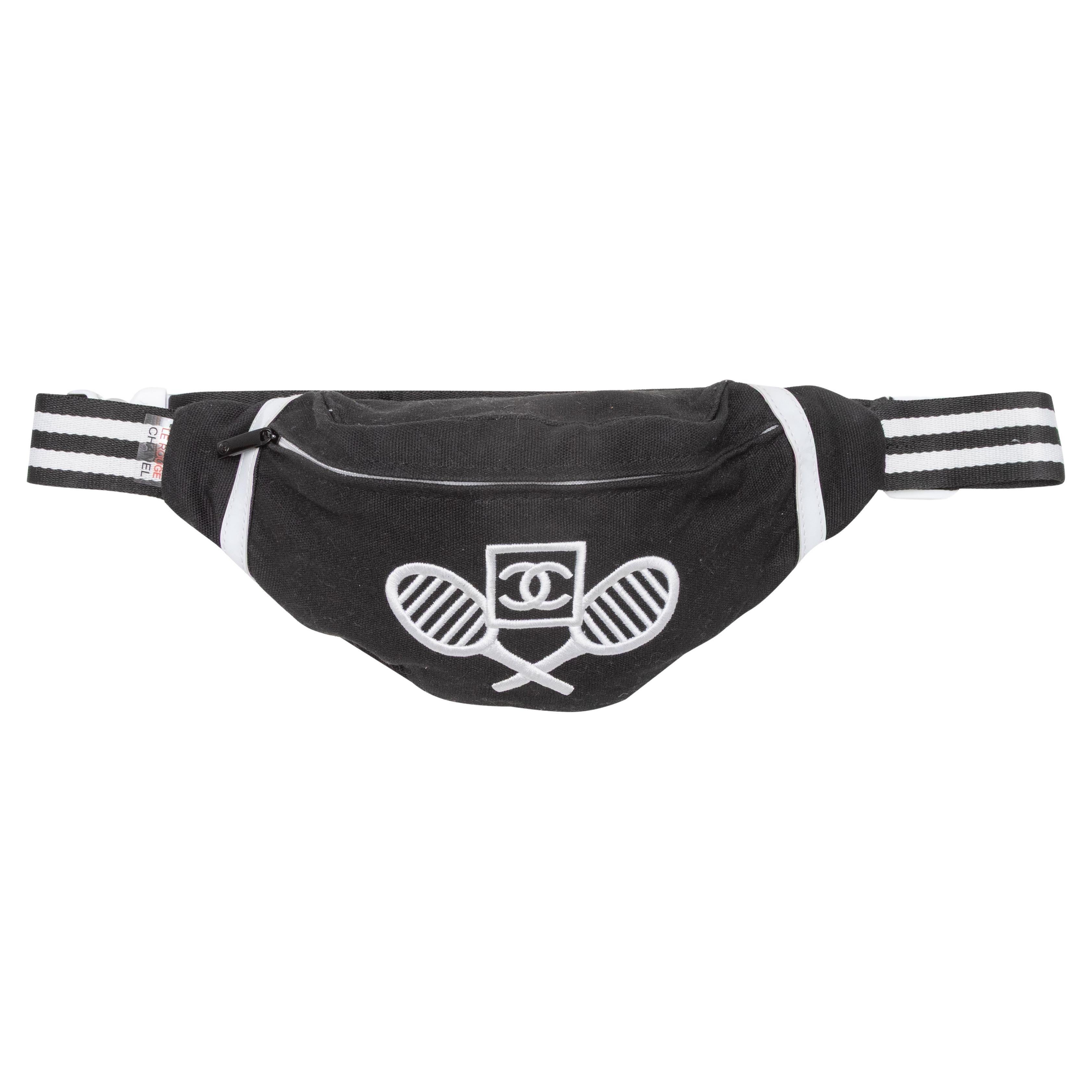 Sac à ceinture noir et blanc Chanel VIP Gift Tennis Motif en vente