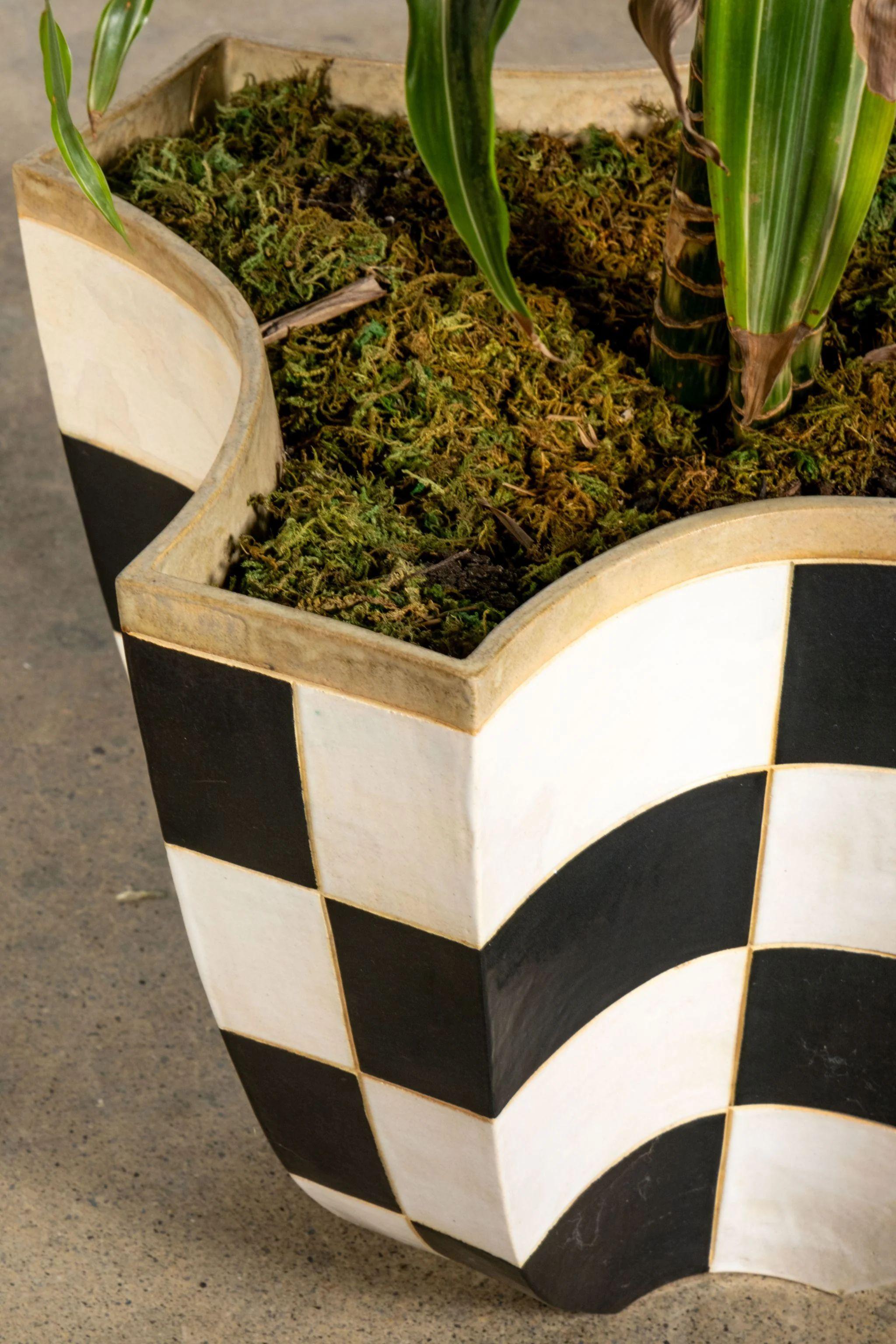 Moderne Jardinière en poterie à carreaux noirs et blancs de Gary Di Pasquale en vente
