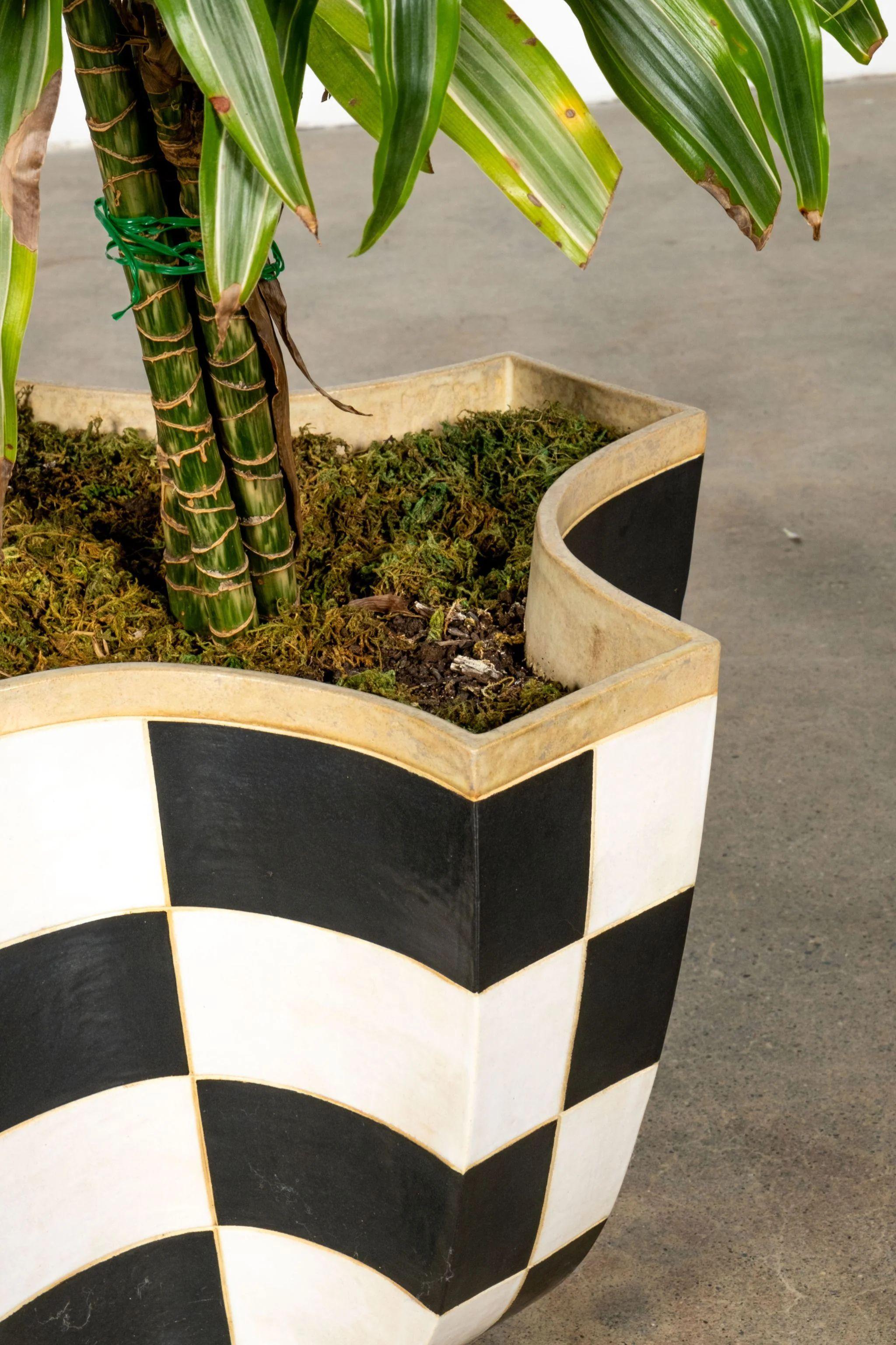 Jardinière en poterie à carreaux noirs et blancs de Gary Di Pasquale Bon état - En vente à Toronto, CA