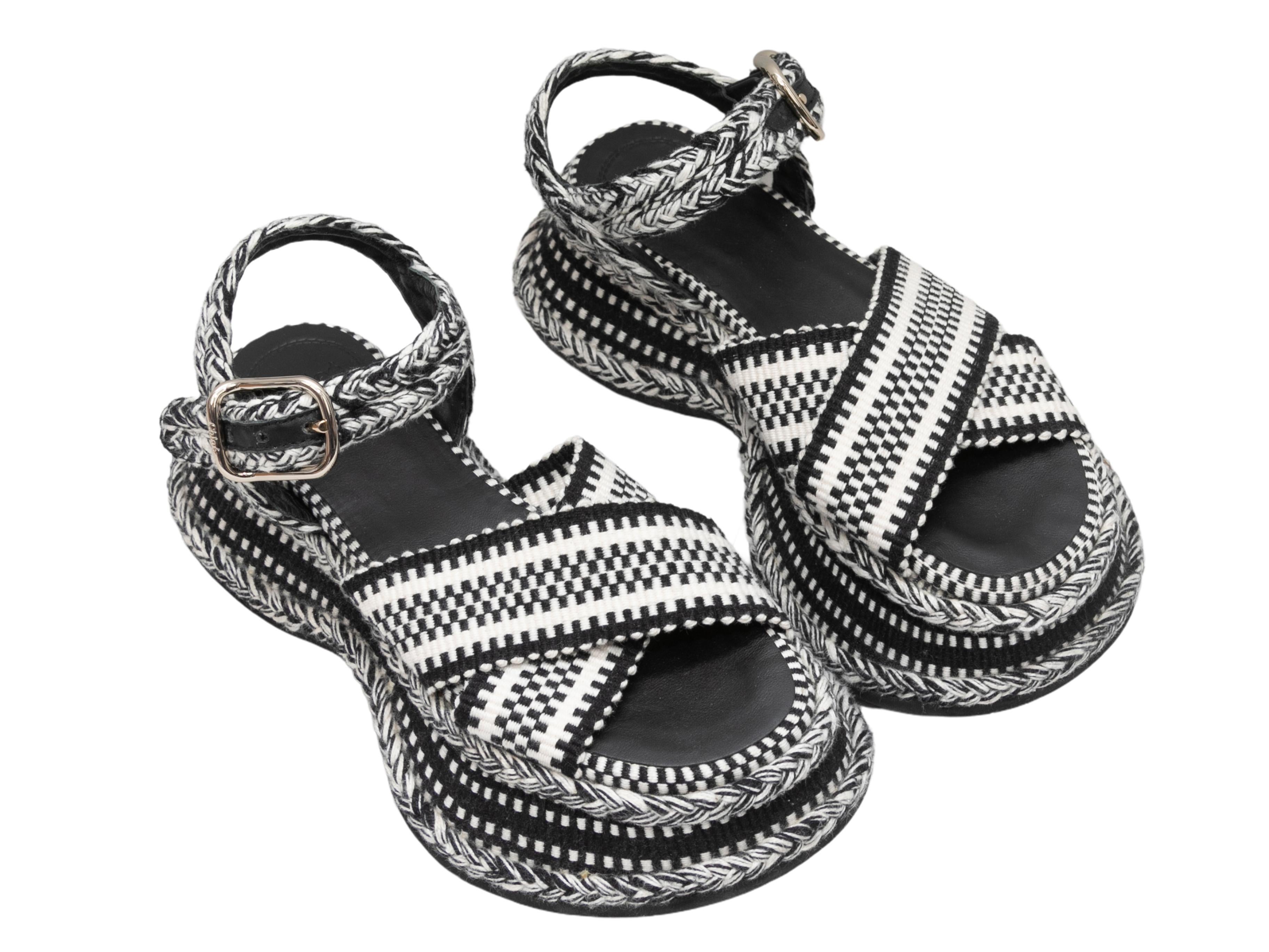 Sandalias de plataforma tejidas en blanco y negro de Chloe. Cierres de hebilla plateados en las tiras del tobillo. Altura de la plataforma de 1,75