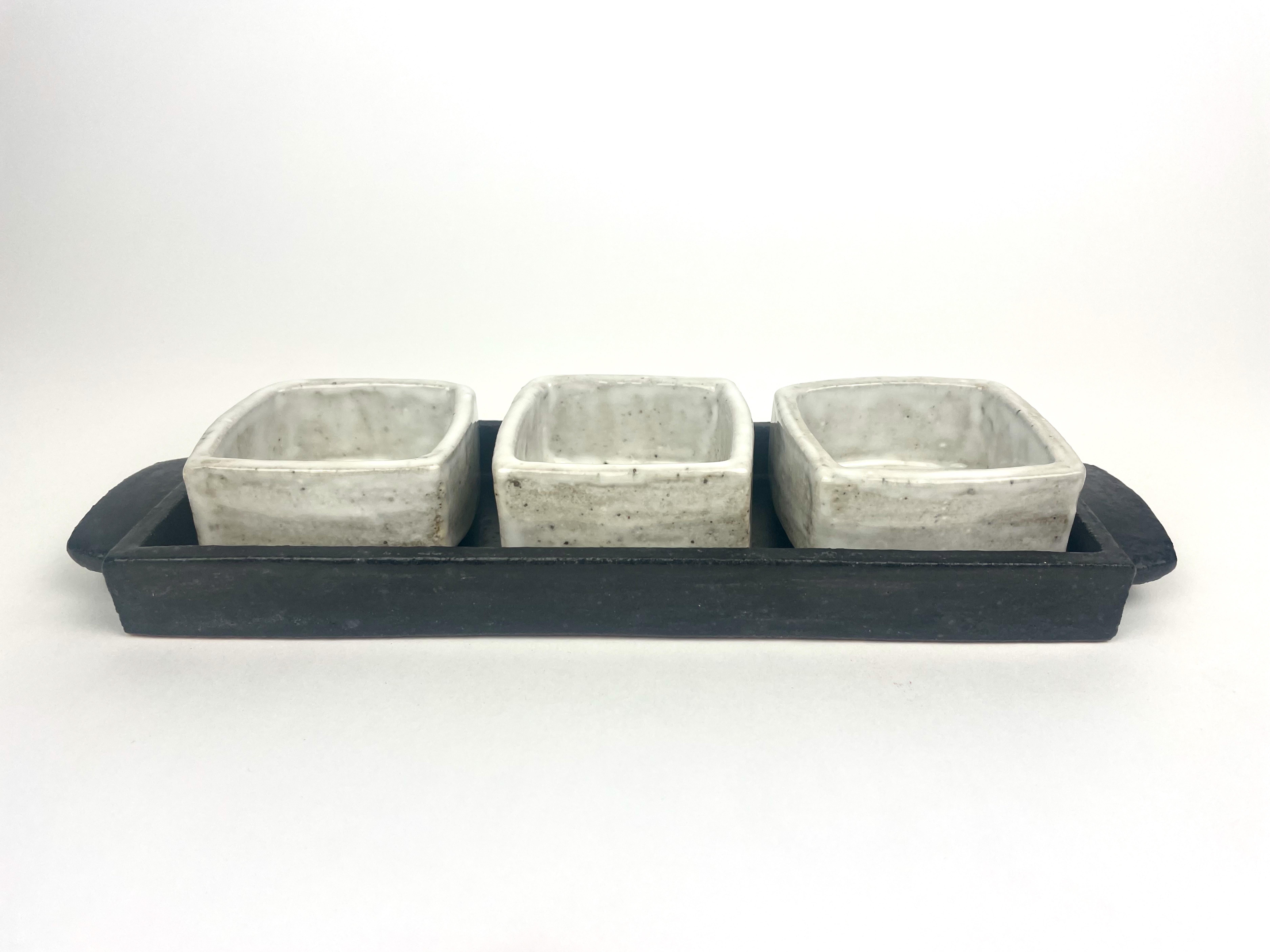 Bandeja para condimentos en blanco y negro, cerámica única hecha a mano Moderno orgánico en venta