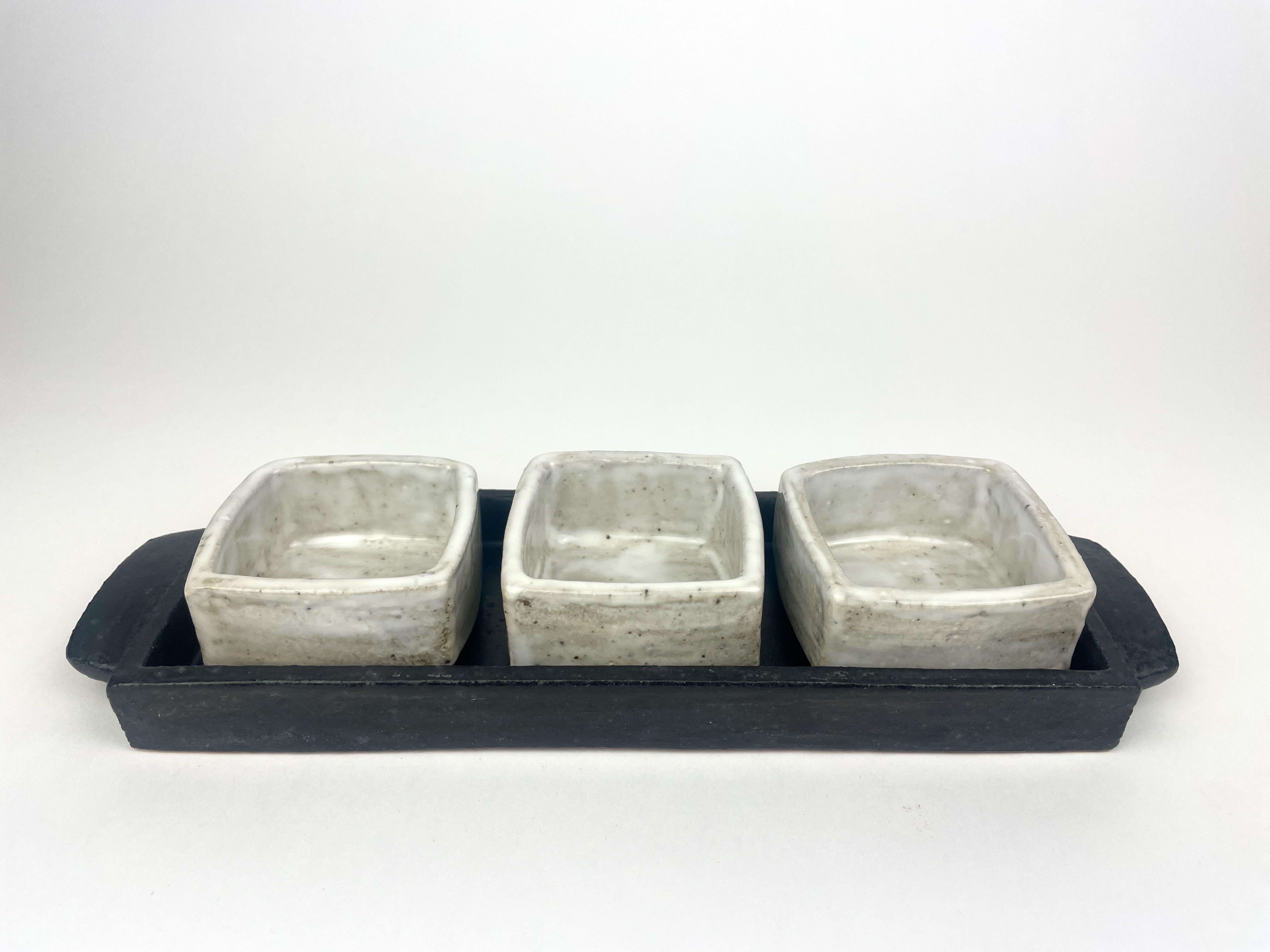 Bandeja para condimentos en blanco y negro, cerámica única hecha a mano Estadounidense en venta