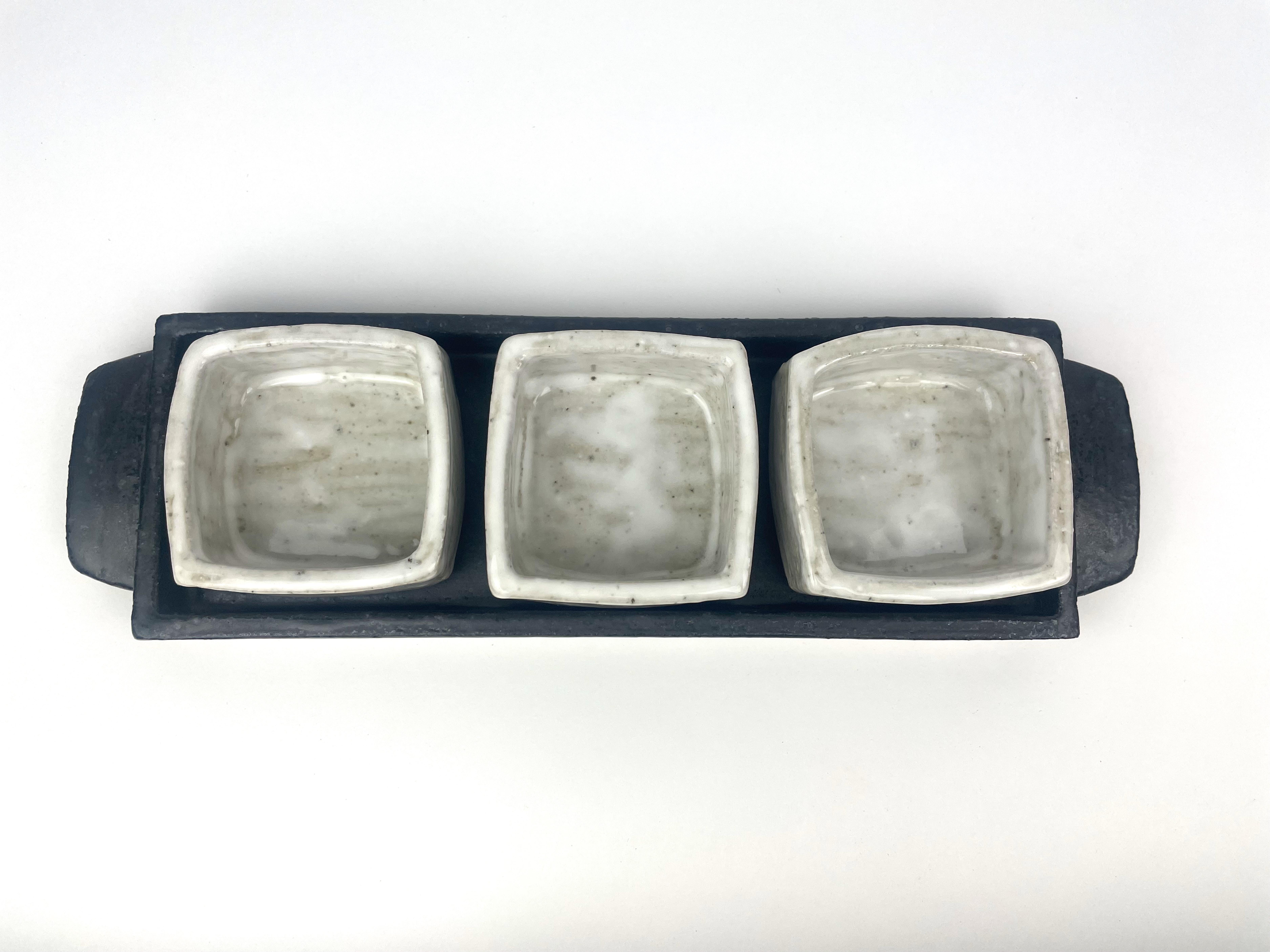 Bandeja para condimentos en blanco y negro, cerámica única hecha a mano en Nuevo estado para la venta en New York, NY