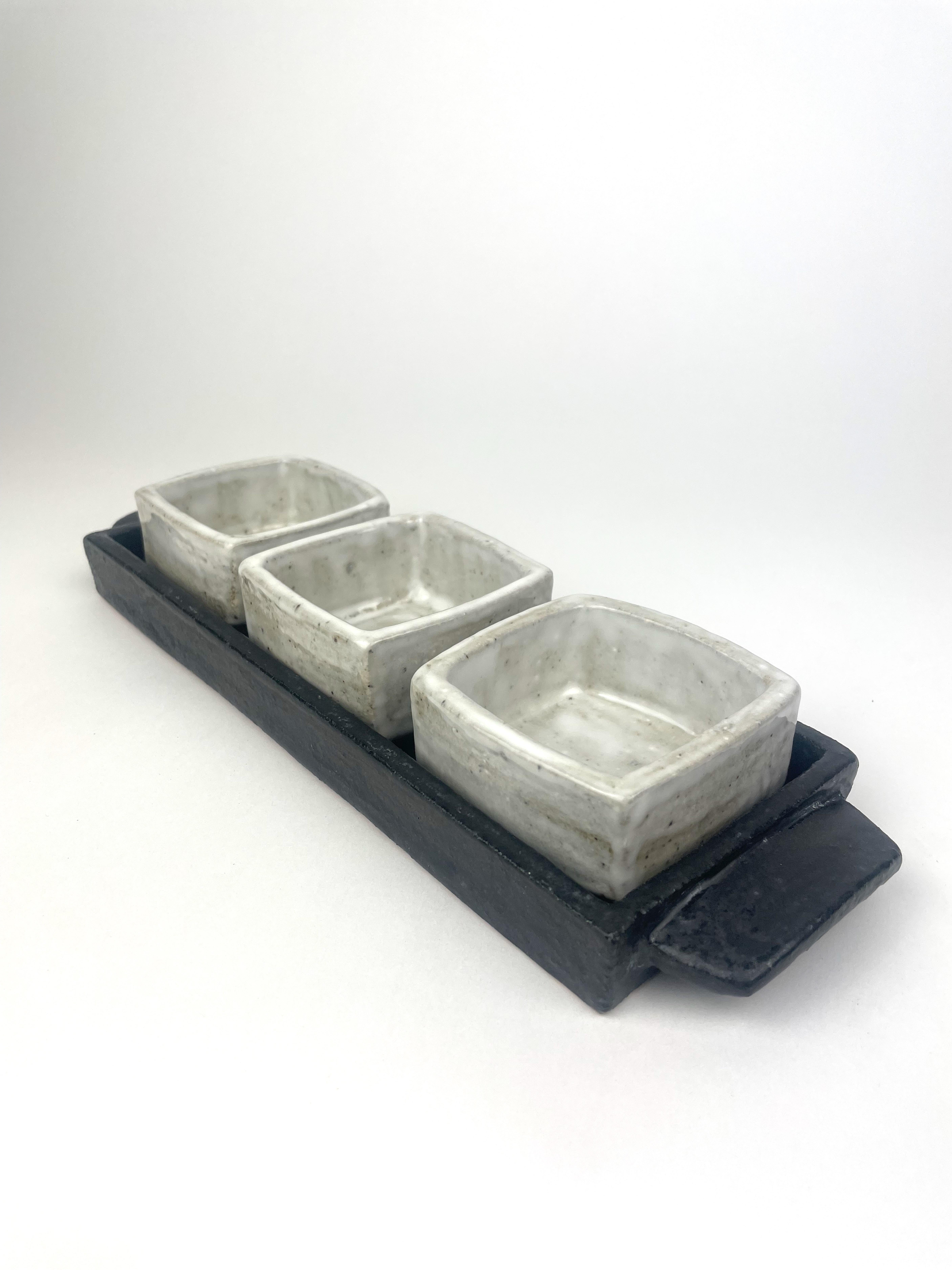 Bandeja para condimentos en blanco y negro, cerámica única hecha a mano Siglo XXI y contemporáneo en venta