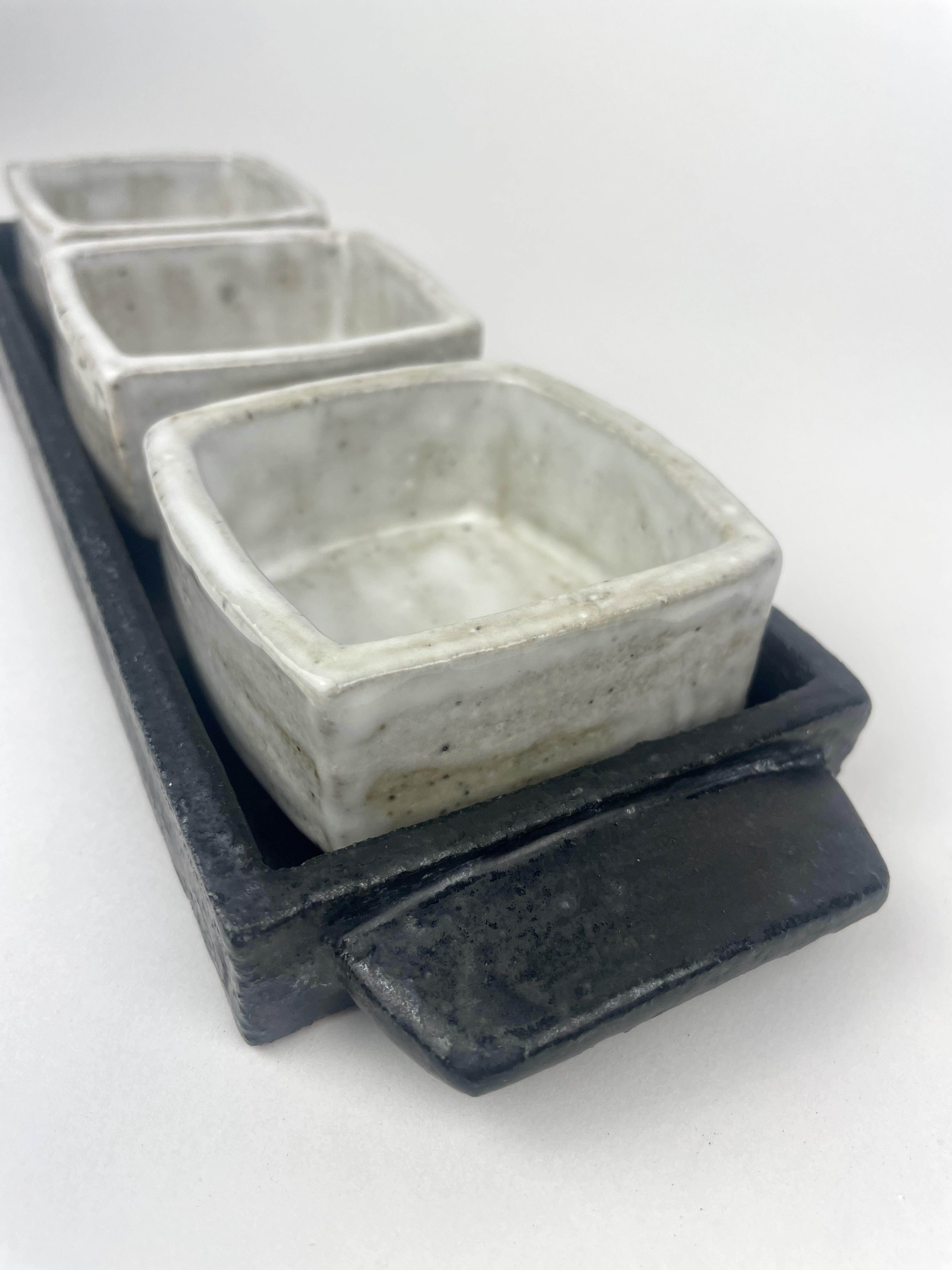 Bandeja para condimentos en blanco y negro, cerámica única hecha a mano Cerámico en venta