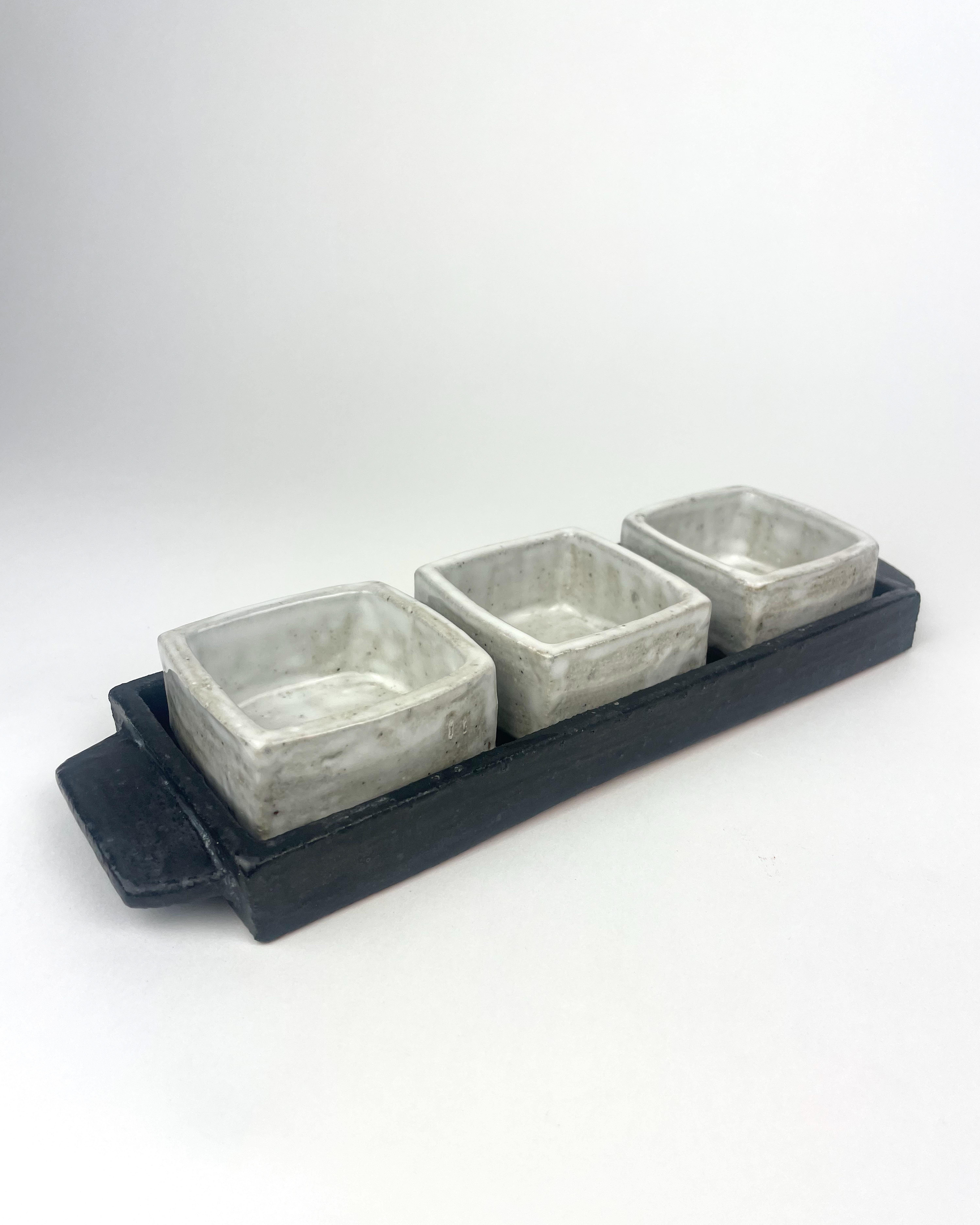 Bandeja para condimentos en blanco y negro, cerámica única hecha a mano en venta 1