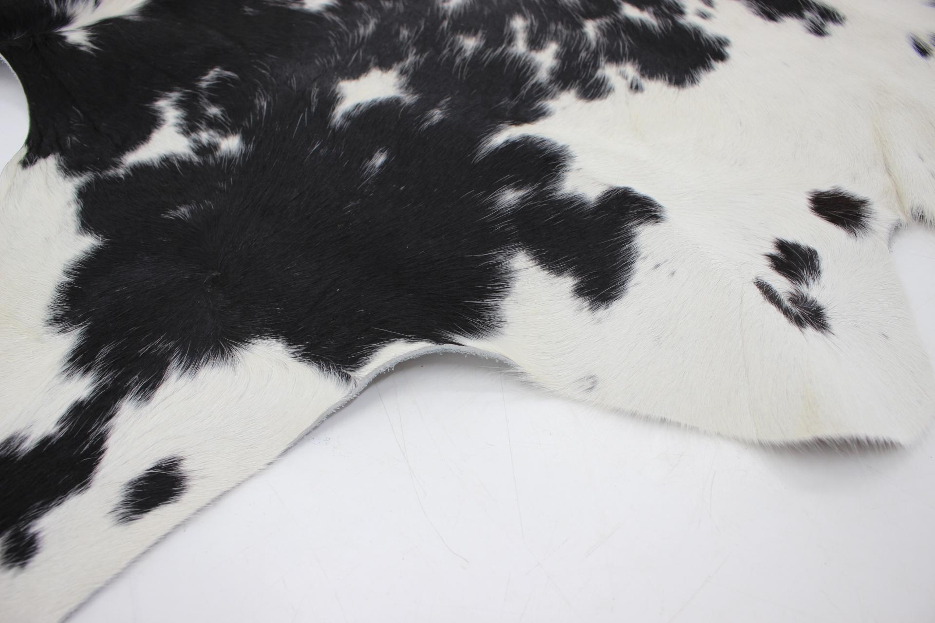 Black & White Cowhide Rug In Good Condition In Praha, CZ