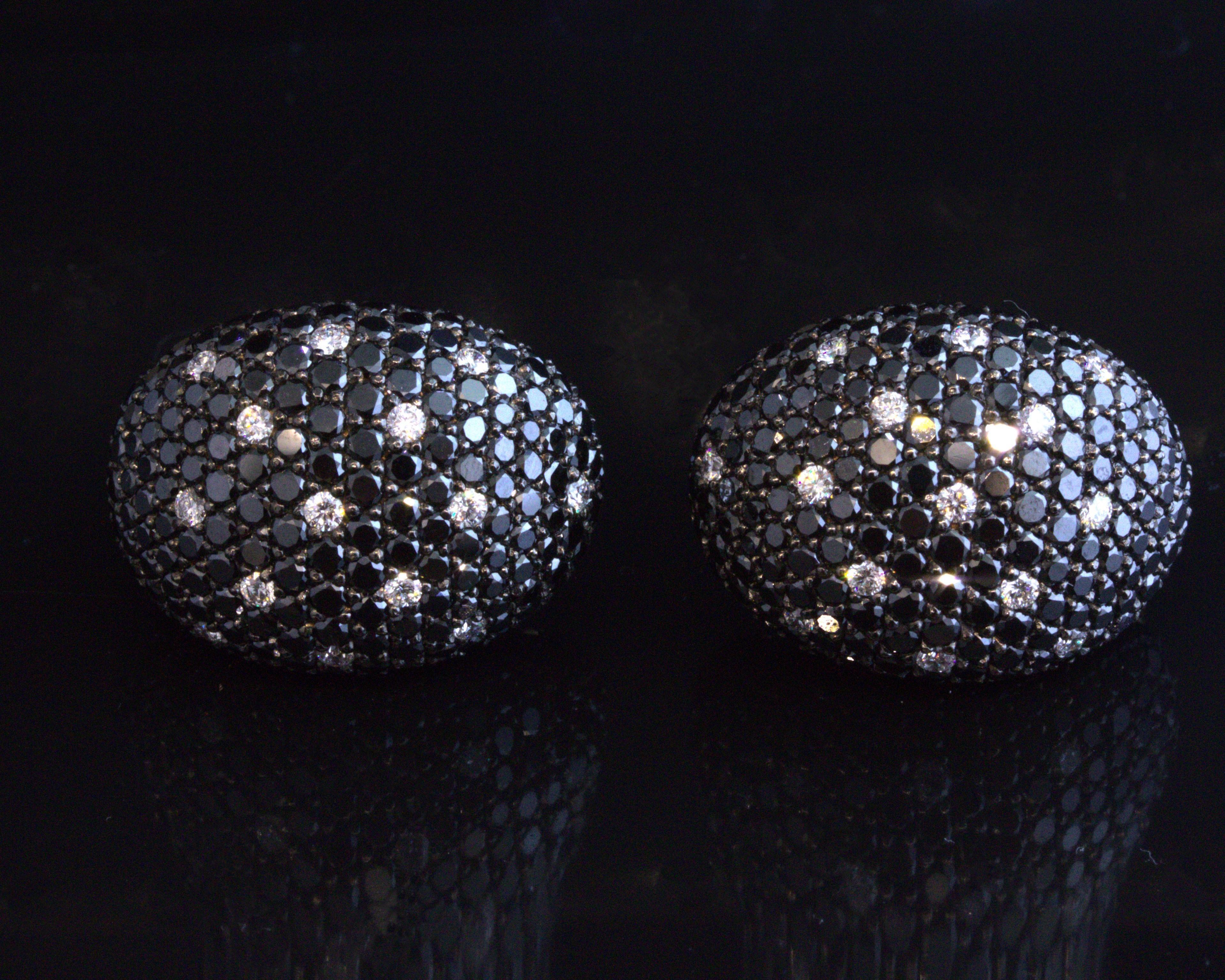 Ein sehr fein gearbeitetes Paar Ohrringe aus 18k Roségold. Sie bestehen aus 13,39 Karat schwarzen Diamanten in Pave-Fassung und 0,83 Karat strahlend weißen, runden Diamanten im Brillantschliff, die einen sehr schönen Kontrast bilden. Die Huggies