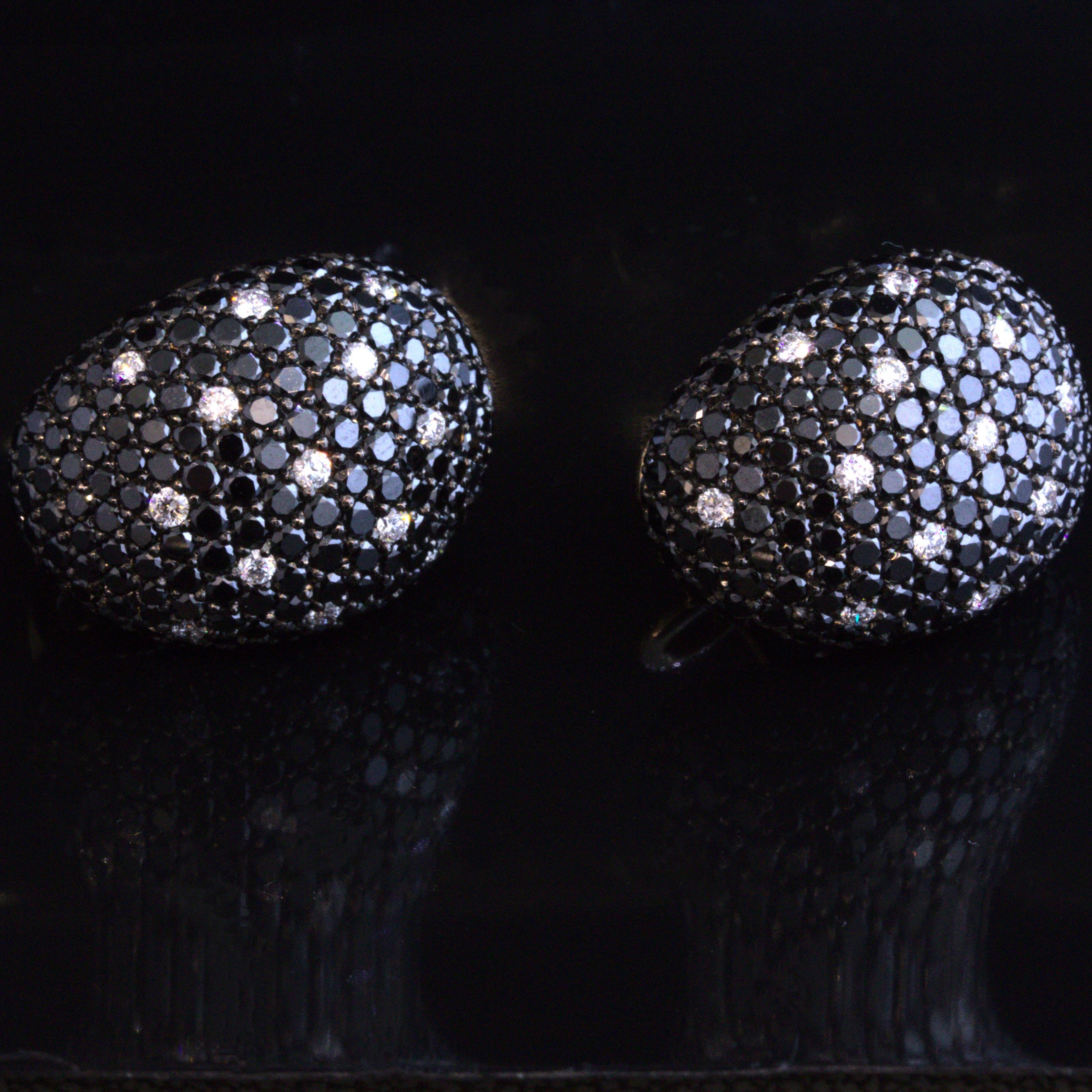 Huggie-Ohrringe aus 18 Karat Roségold mit schwarzen und weißen Diamanten (Rosenschliff) im Angebot