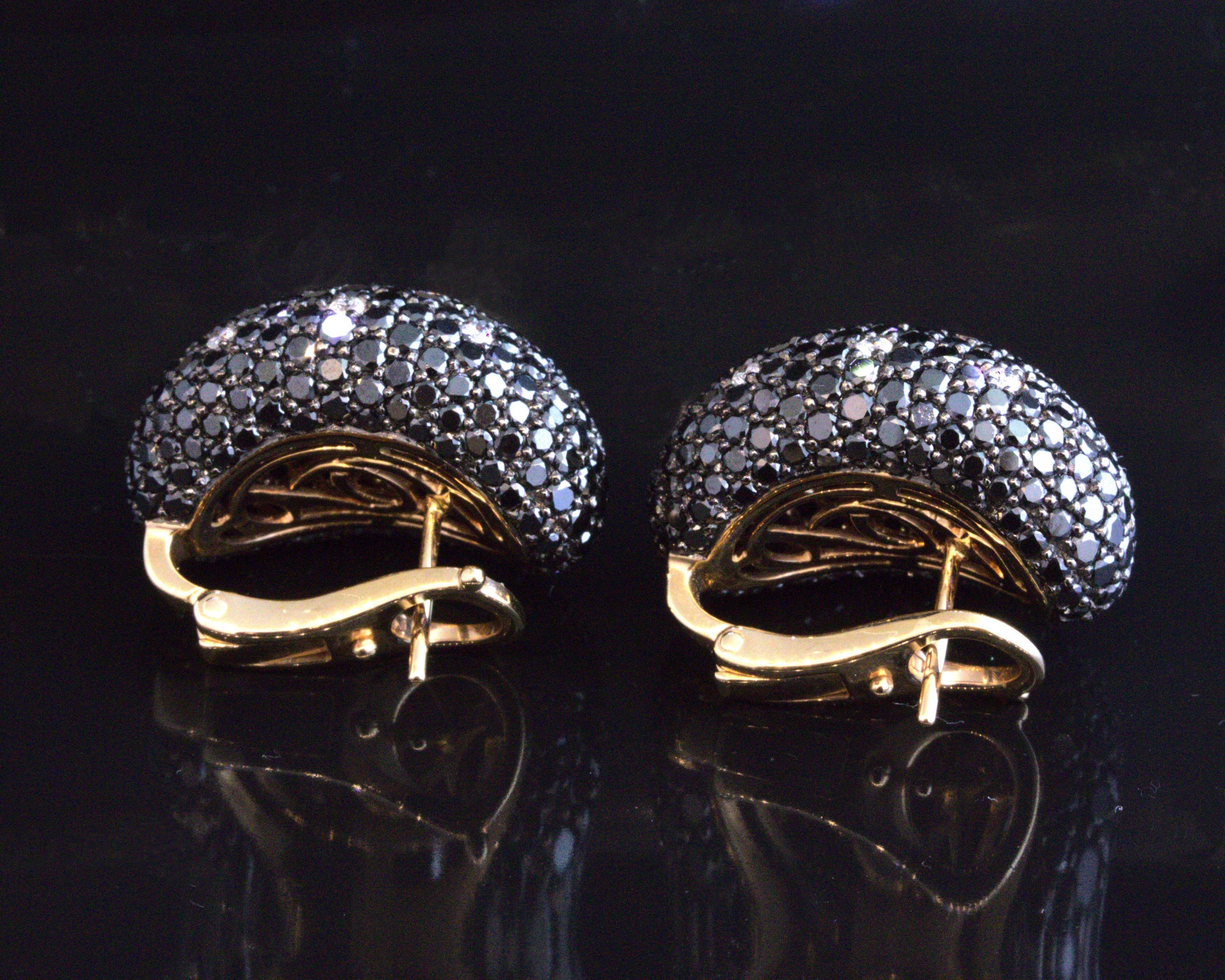 Black & White Diamond 18K Rose Gold Huggie Earrings In New Condition For Sale In Beverly Hills, CA