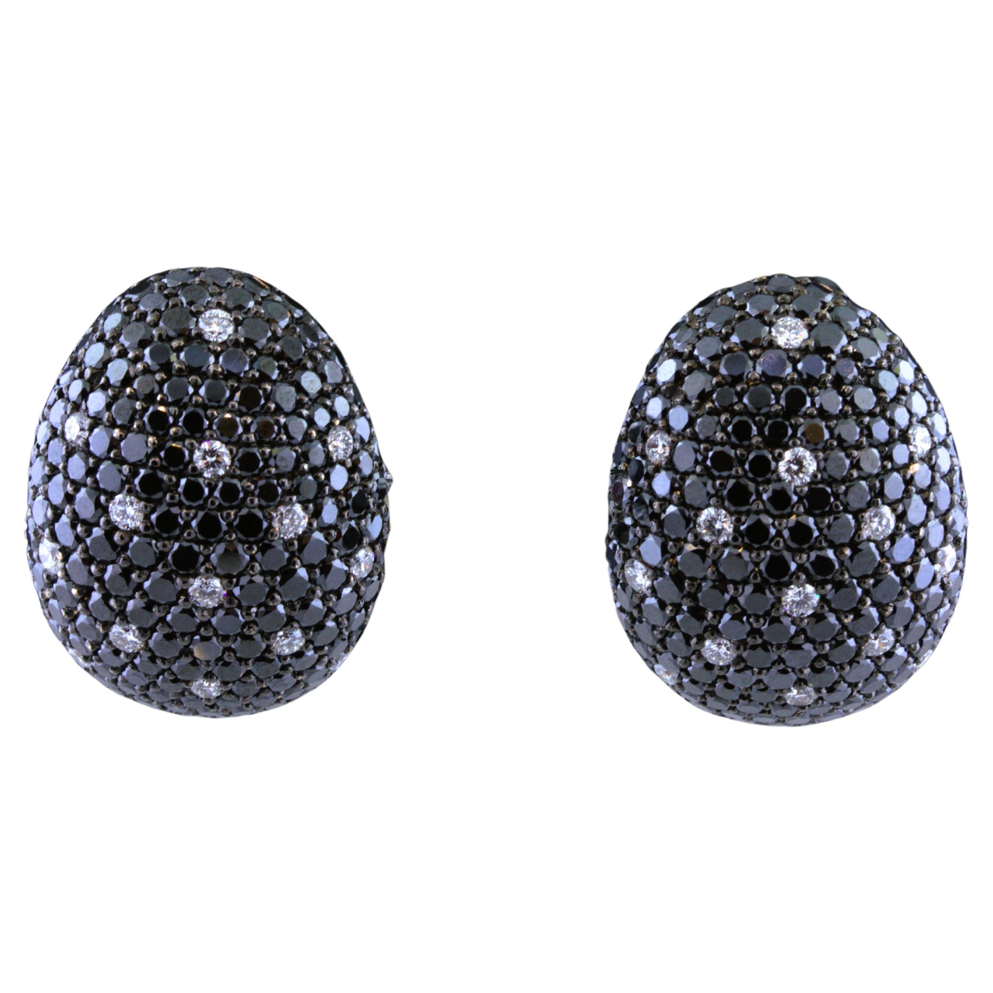 Huggie-Ohrringe aus 18 Karat Roségold mit schwarzen und weißen Diamanten im Angebot