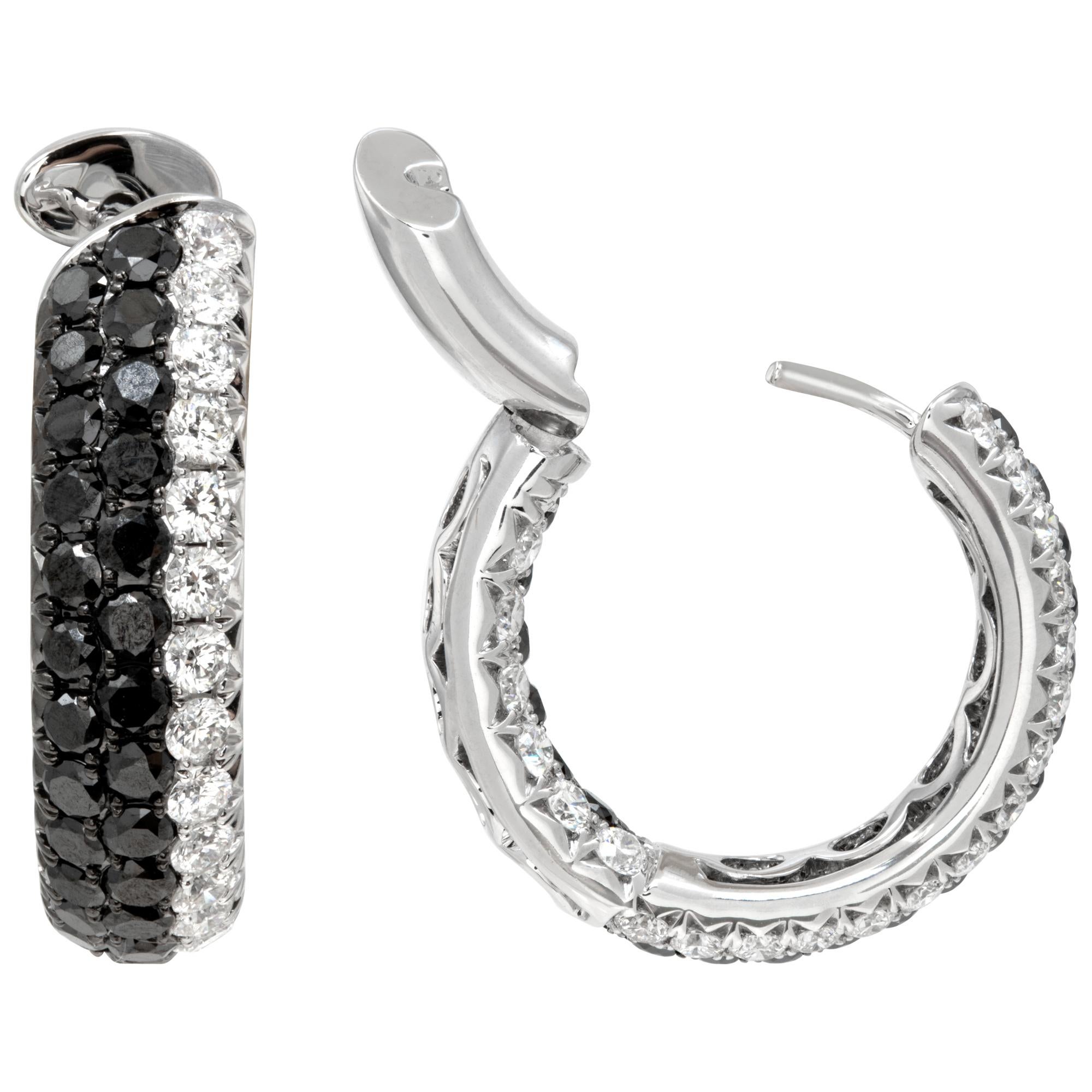 Black & white diamond 18k white gold hoop earrings In Excellent Condition For Sale In Surfside, FL