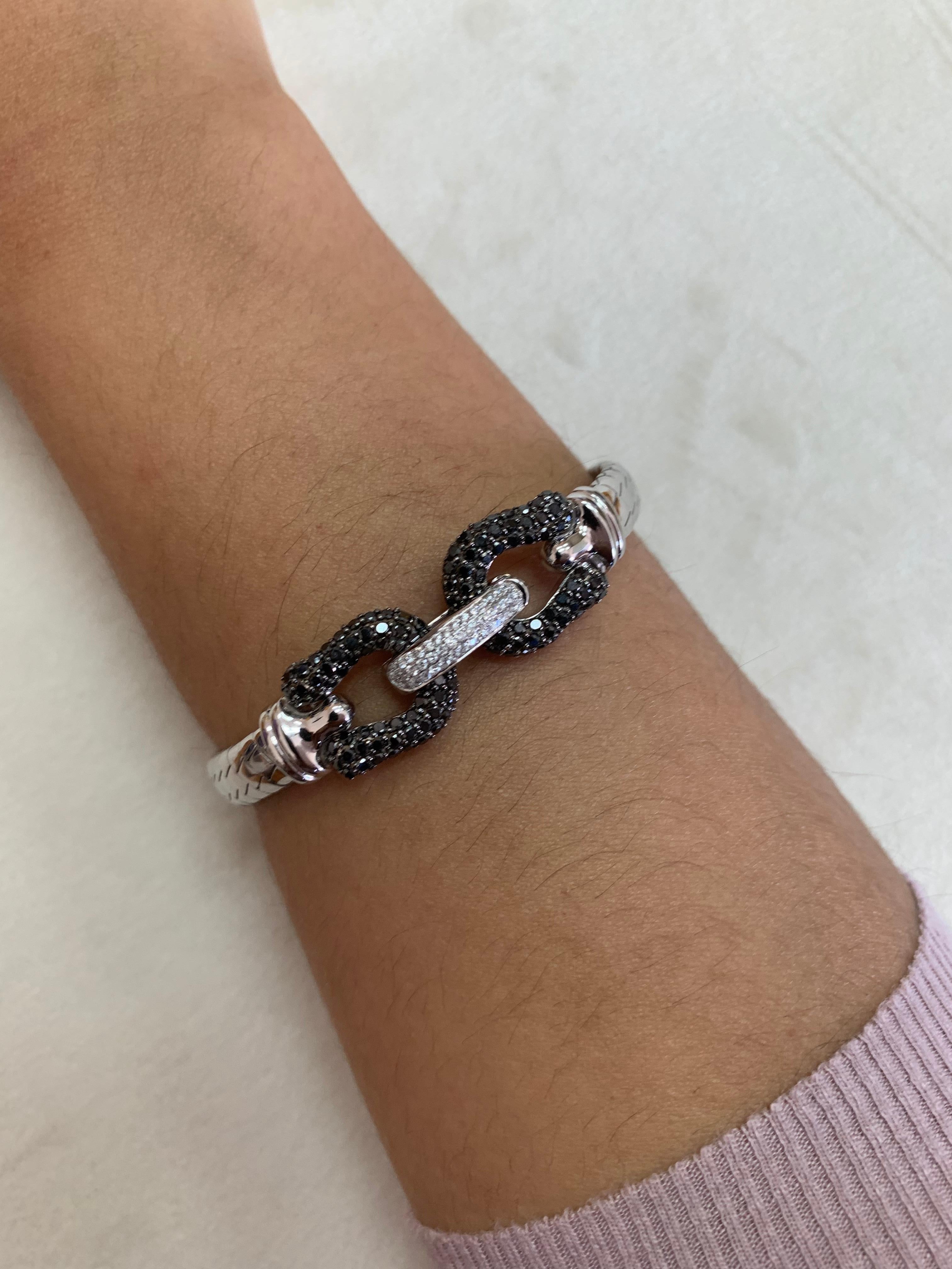 Nous vous présentons une collection de bracelets de créateurs de Sunita Nahata. Ces bracelets sont 
légers, amusants et confortables, ils sont dotés de détails subtils et d'une touche tendance qui les rend parfaits pour votre tenue quotidienne. Ce