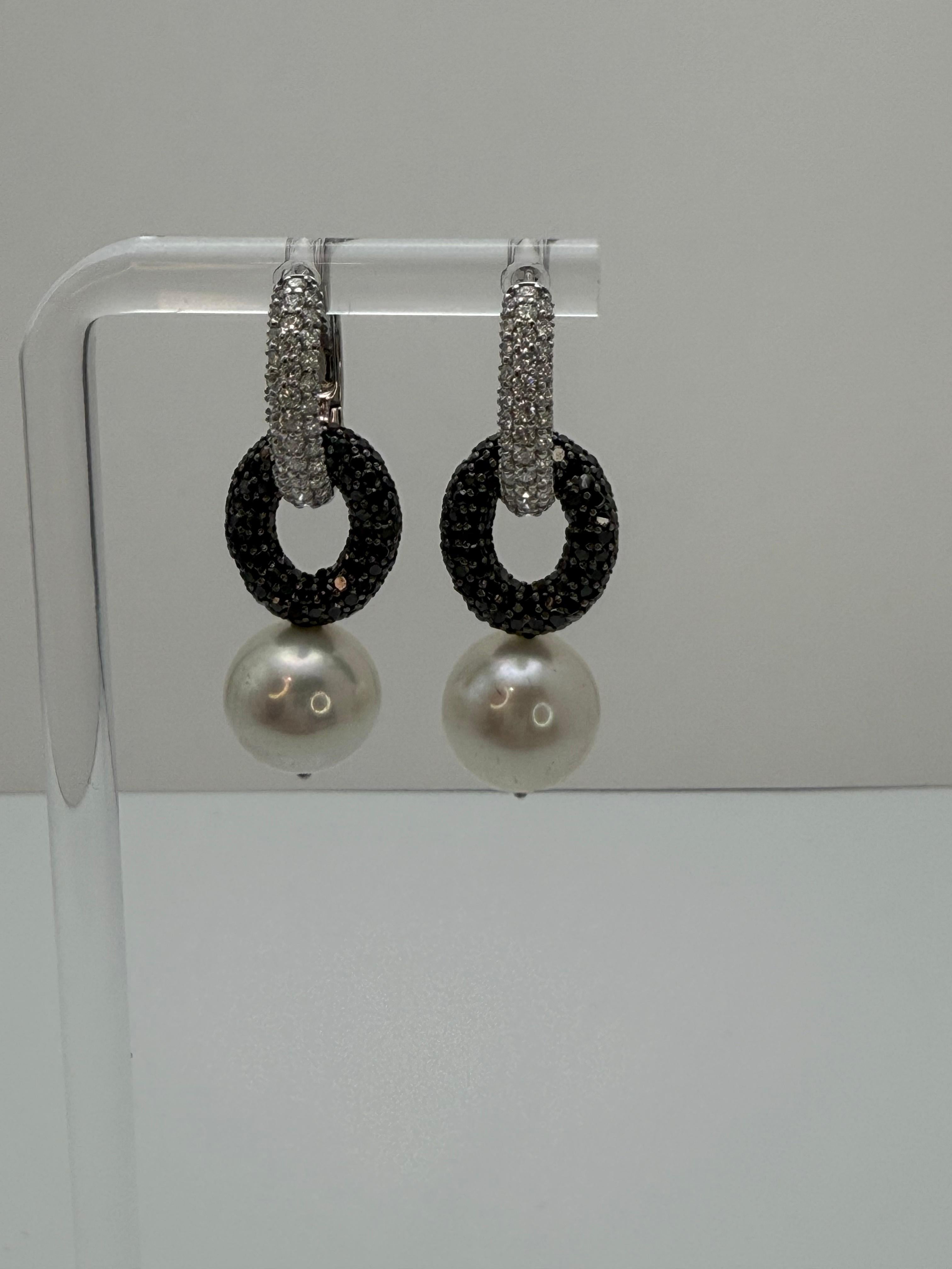 Taglio rotondo Orecchini a cerchio con diamanti bianchi e neri e perle Akoya in oro 18K in vendita
