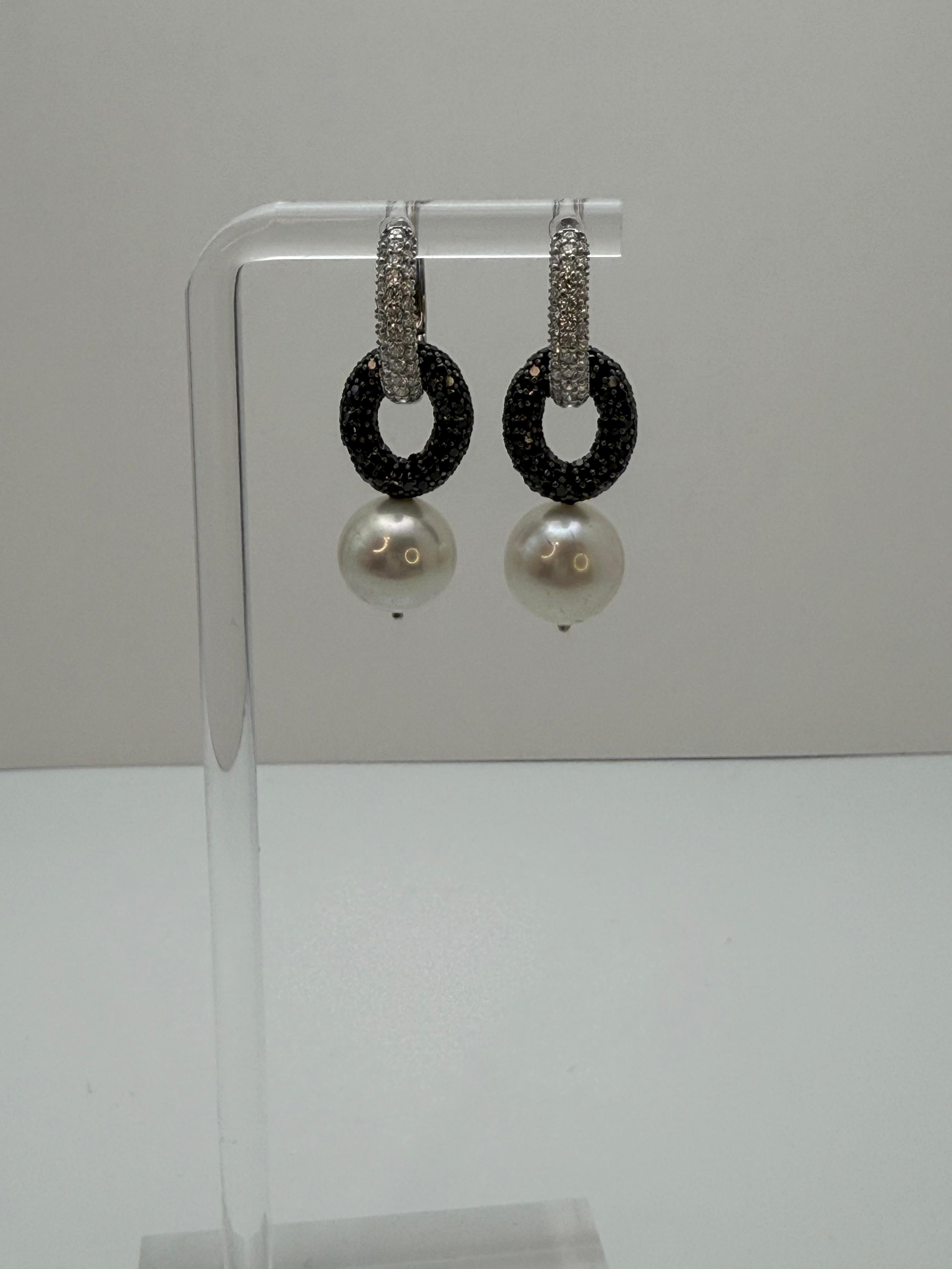 Orecchini a cerchio con diamanti bianchi e neri e perle Akoya in oro 18K In condizioni Nuovo in vendita a Westport, CT