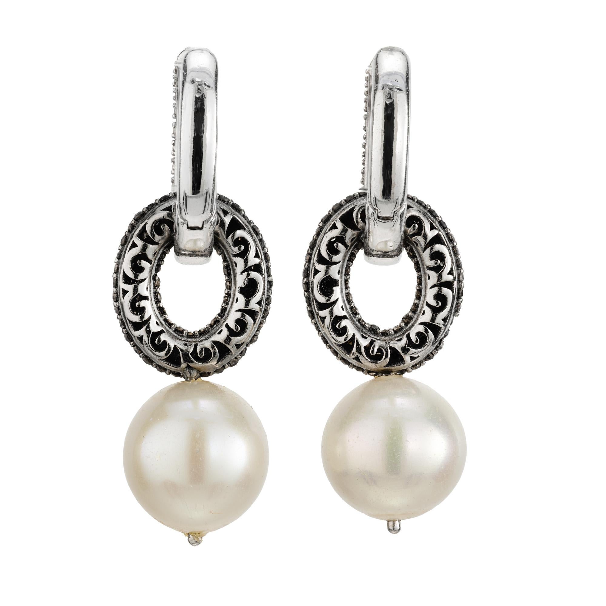 Orecchini a cerchio con diamanti bianchi e neri e perle Akoya in oro 18K In condizioni Nuovo in vendita a Westport, CT