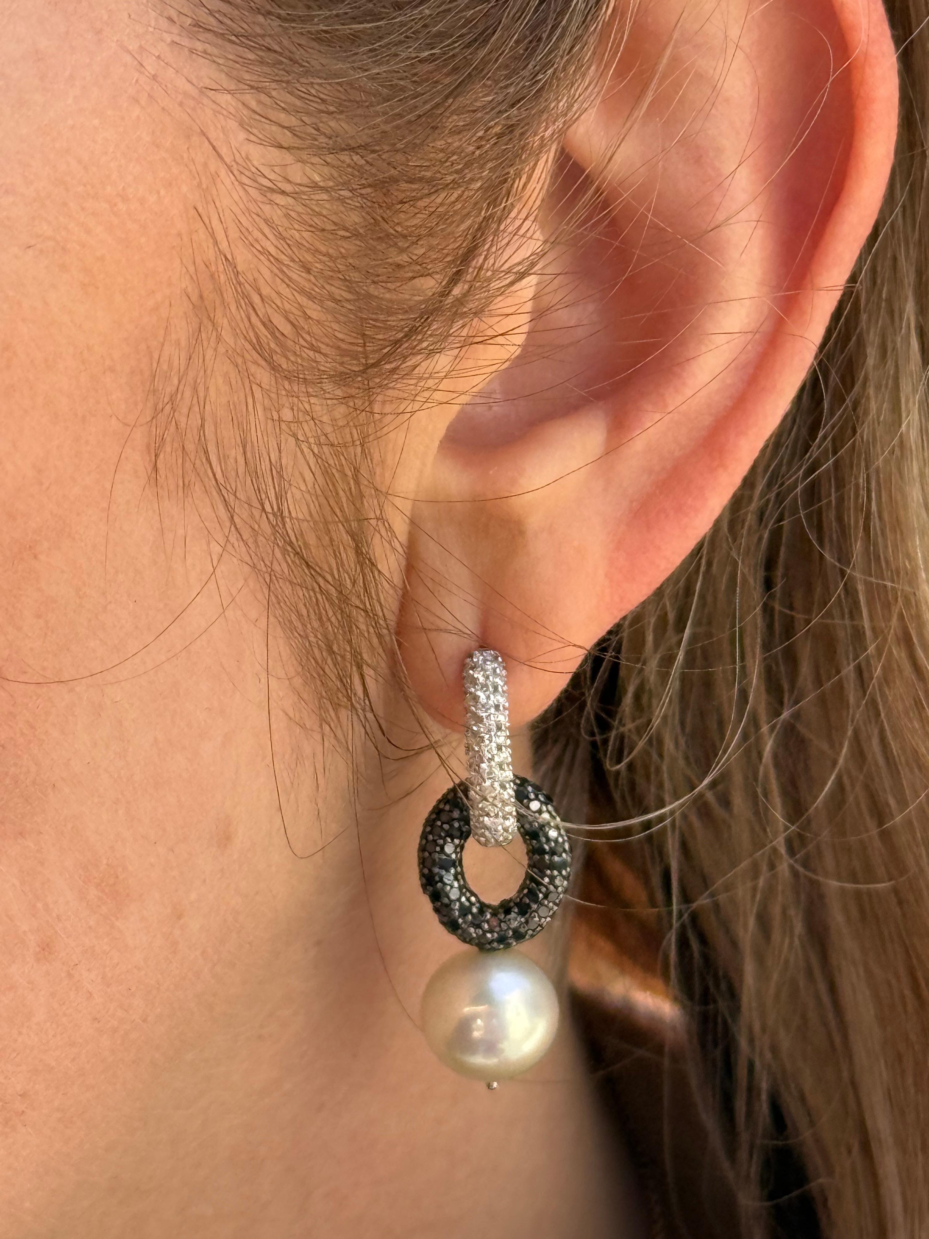 da uomo o donna Orecchini a cerchio con diamanti bianchi e neri e perle Akoya in oro 18K in vendita