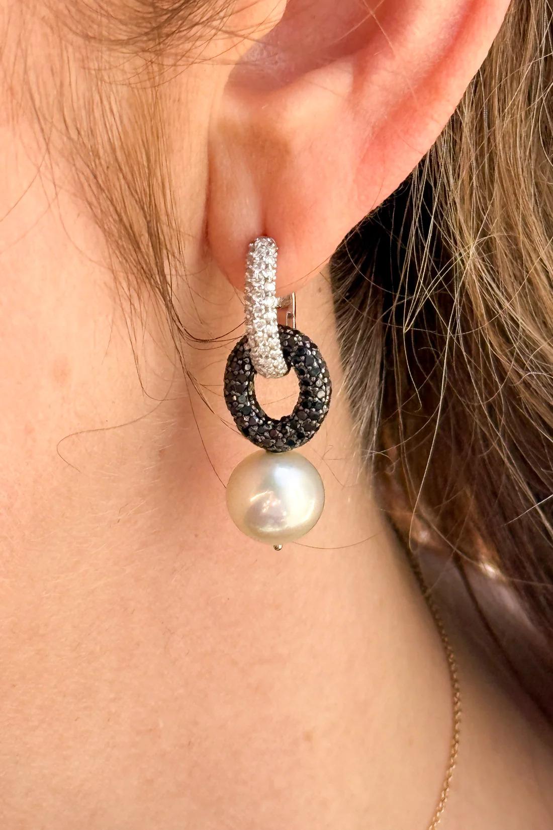 Orecchini a cerchio con diamanti bianchi e neri e perle Akoya in oro 18K in vendita 1