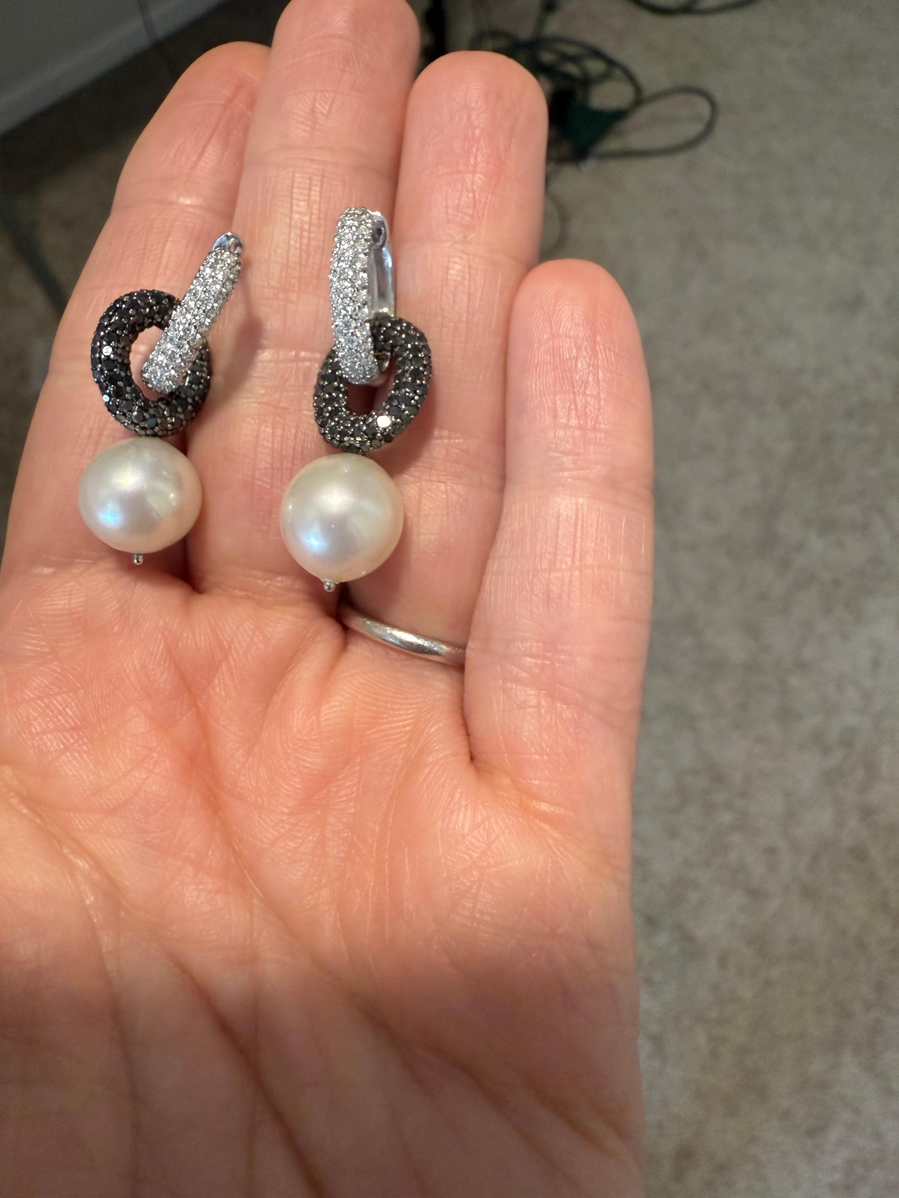 Orecchini a cerchio con diamanti bianchi e neri e perle Akoya in oro 18K in vendita 2