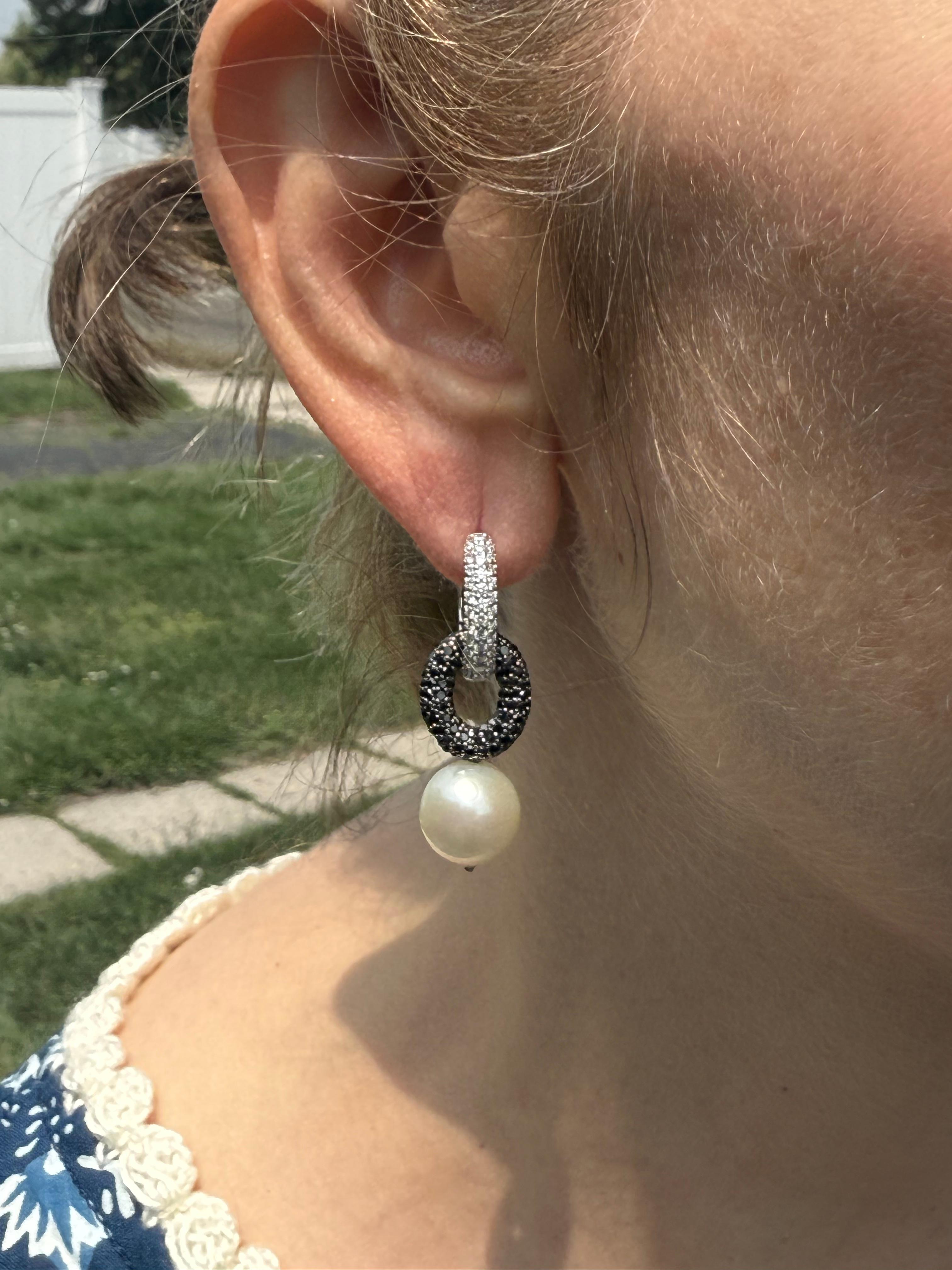 Orecchini a cerchio con diamanti bianchi e neri e perle Akoya in oro 18K in vendita 3