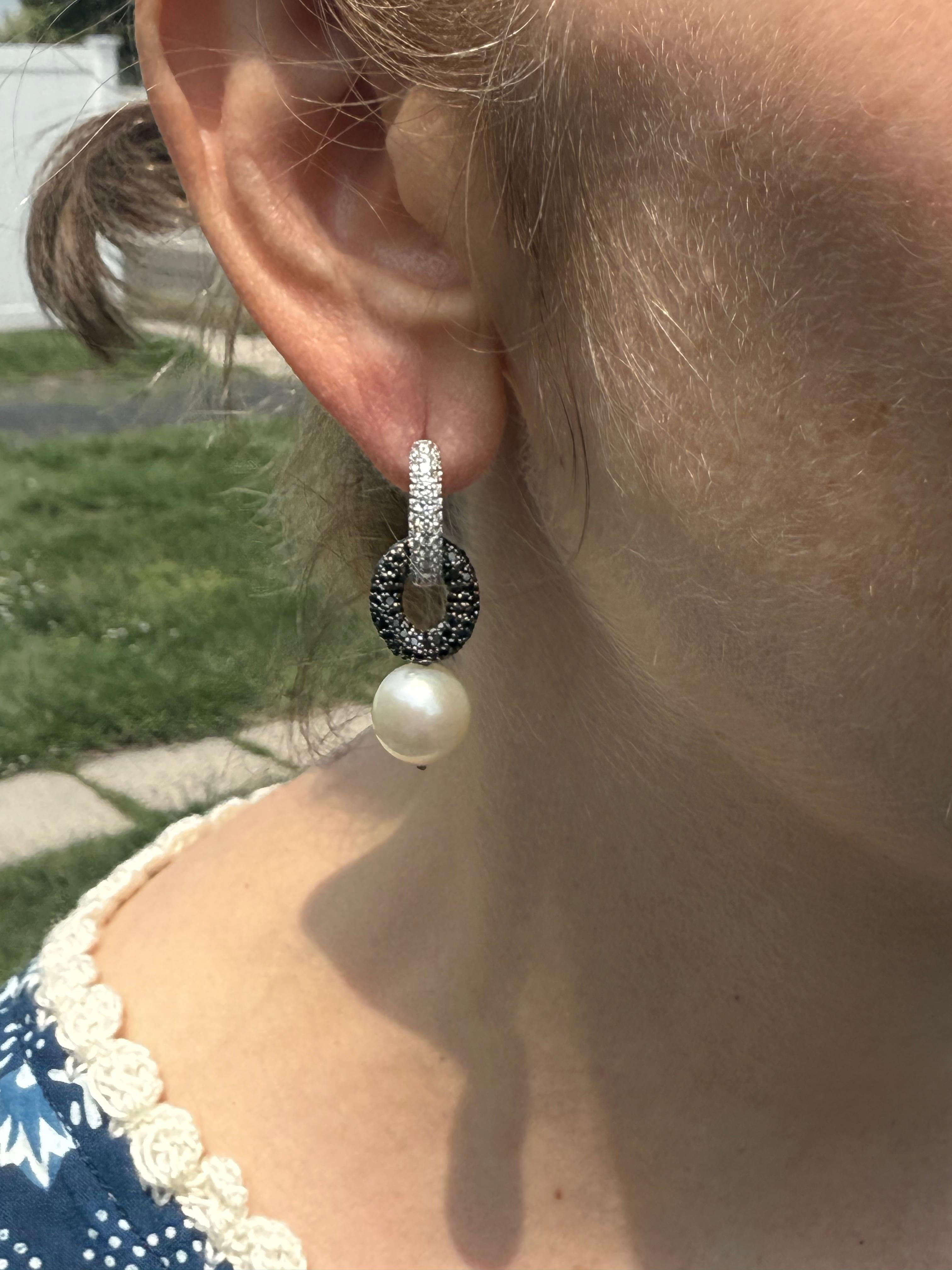 Orecchini a cerchio con diamanti bianchi e neri e perle Akoya in oro 18K in vendita 4