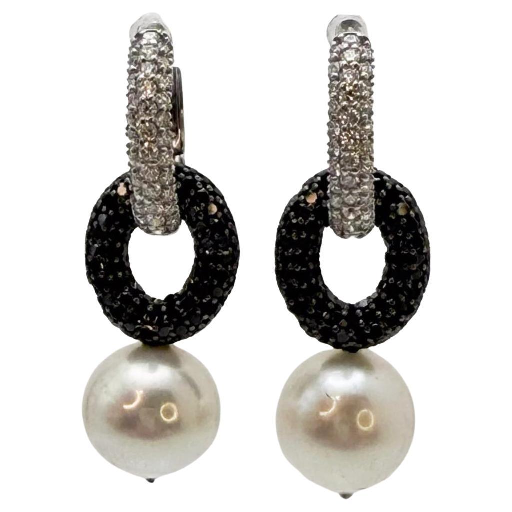 Orecchini a cerchio con diamanti bianchi e neri e perle Akoya in oro 18K in vendita