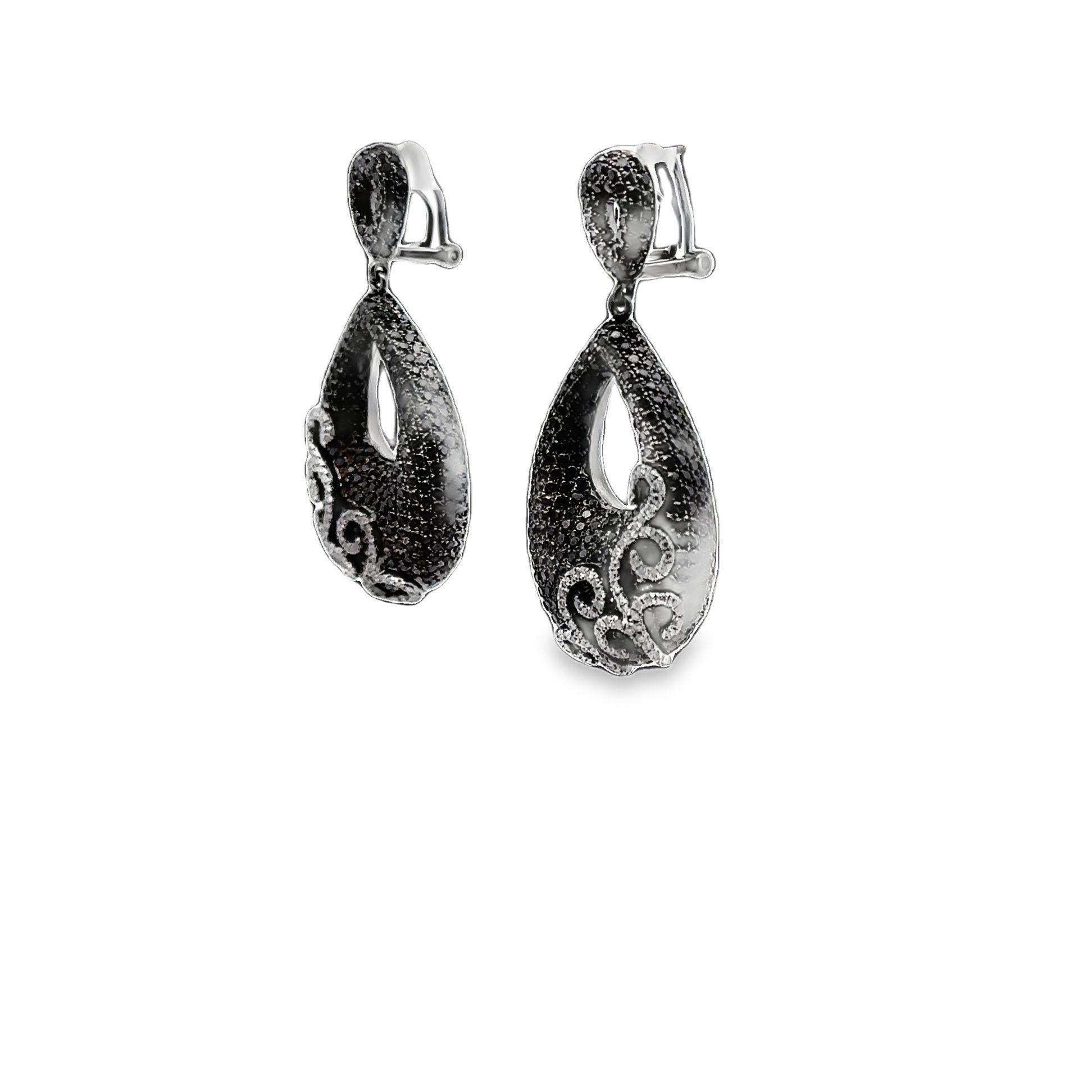 Contemporaneo Orecchini a goccia in oro 18k con diamante bianco e nero e doppia pera in vendita