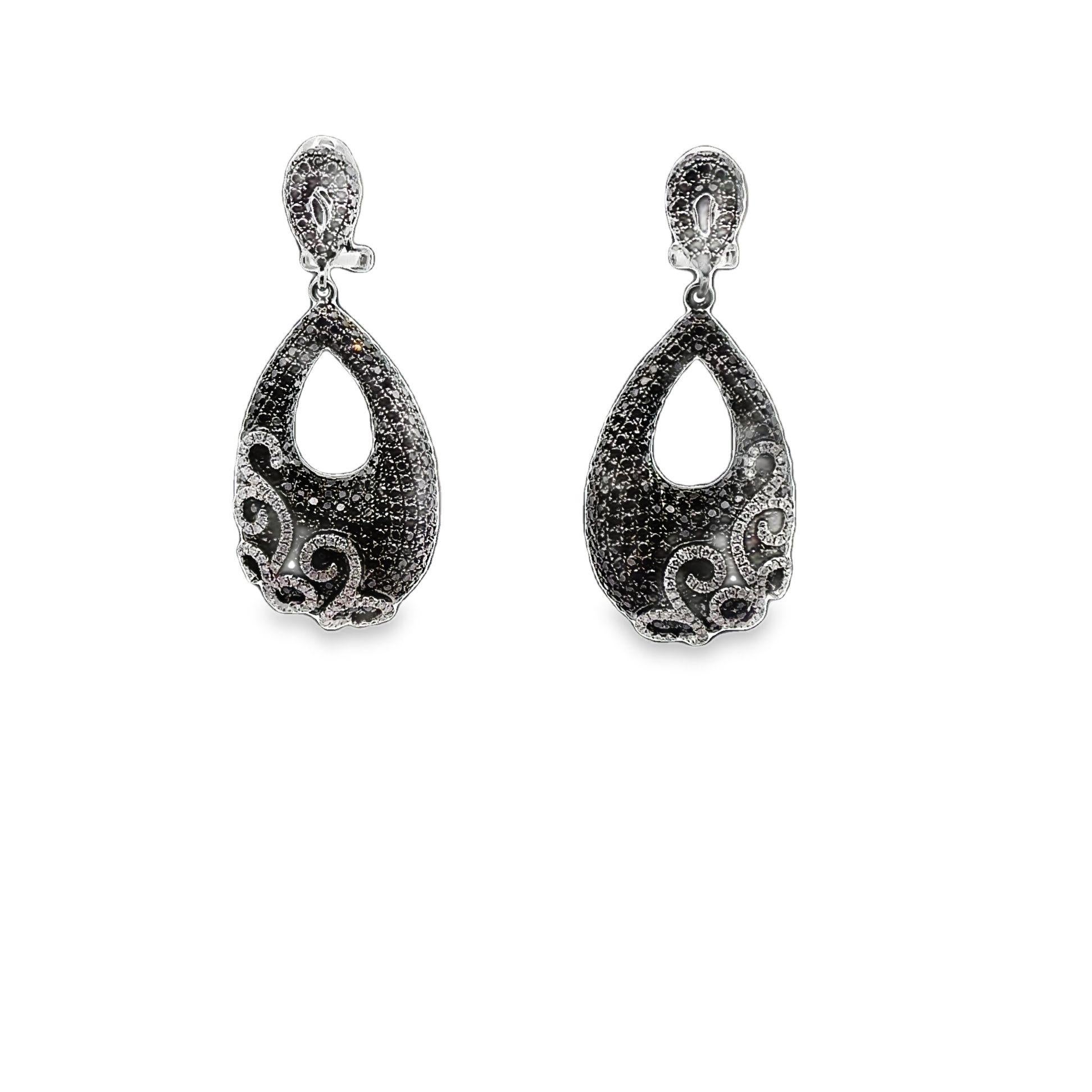 Taglio rotondo Orecchini a goccia in oro 18k con diamante bianco e nero e doppia pera in vendita