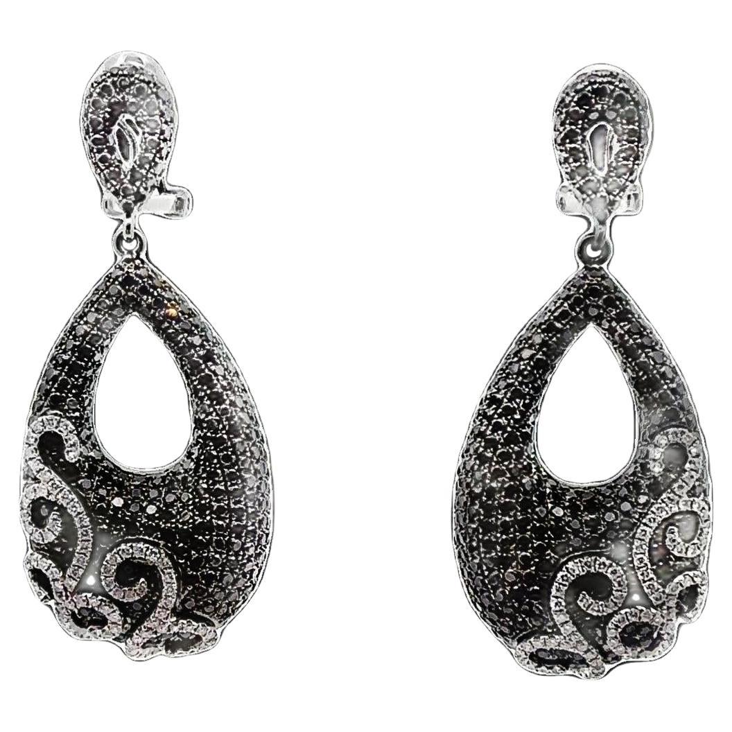 Orecchini a goccia in oro 18k con diamante bianco e nero e doppia pera in vendita