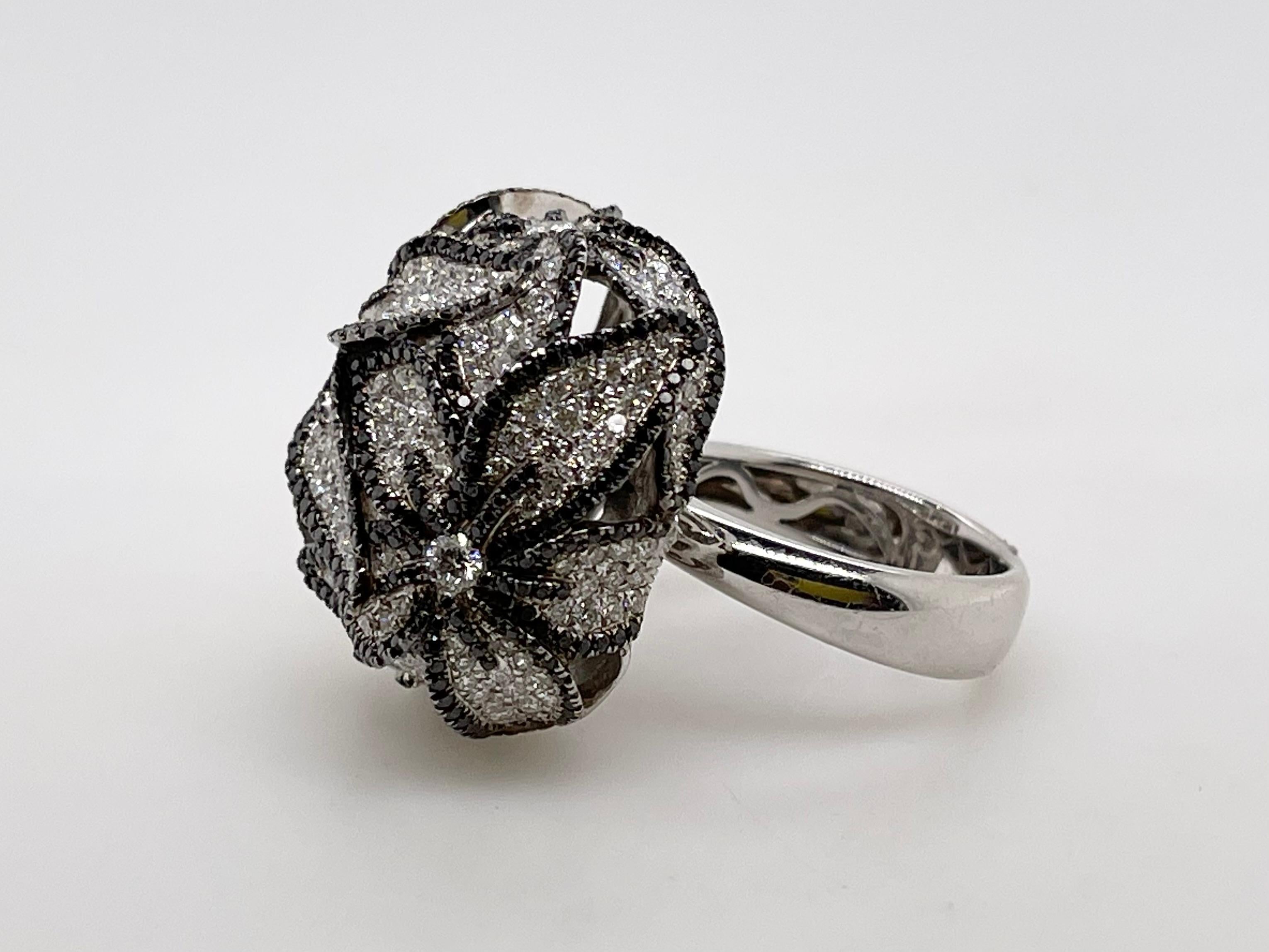 Bague fleur en diamant noir et blanc
or blanc 18kt
277 diamants ronds taille brillant = 3,01ct
510 diamants noirs = 1,76ct