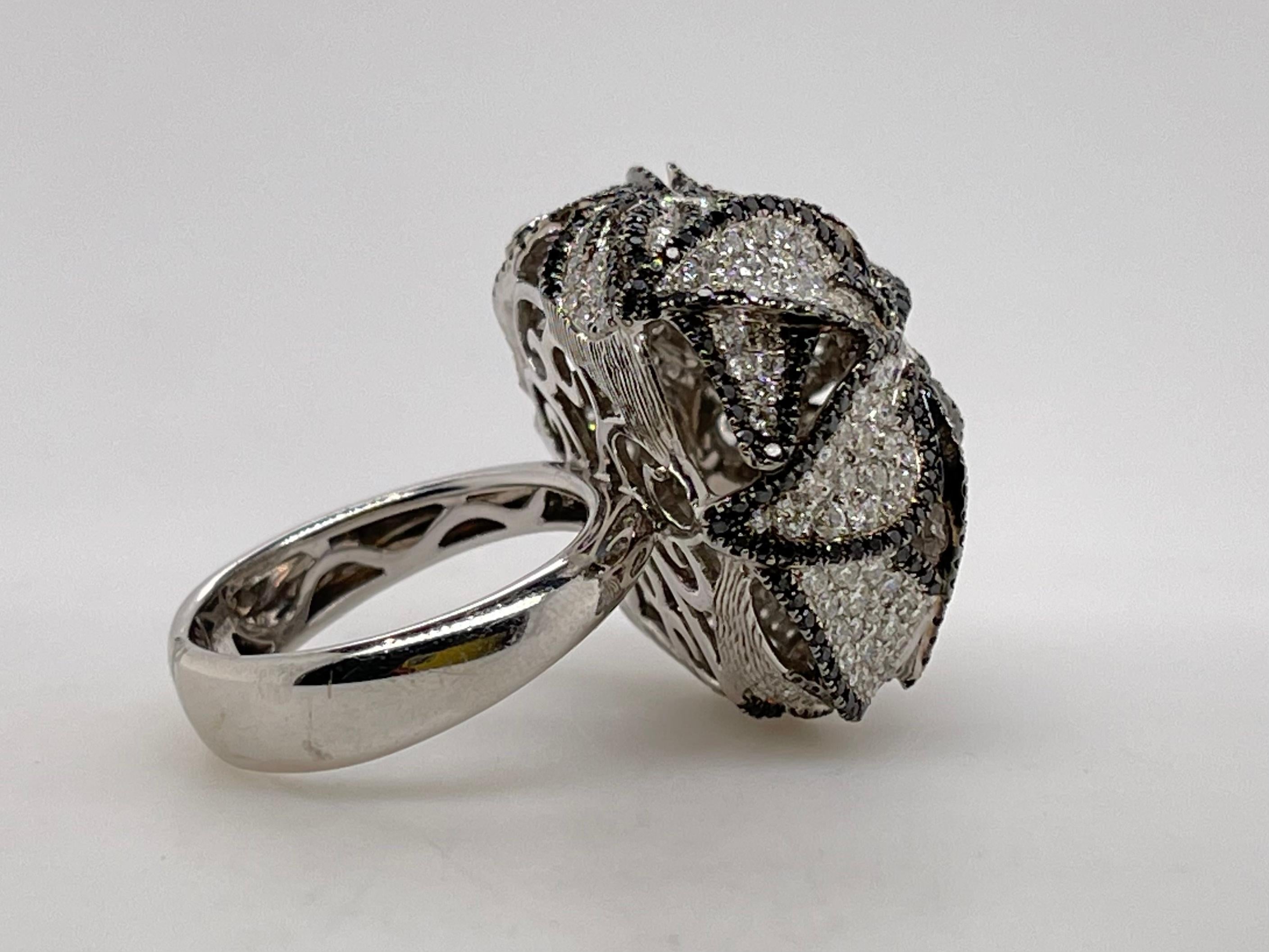 Bague cocktail à fleur en diamants noirs et blancs Neuf - En vente à Toronto, CA