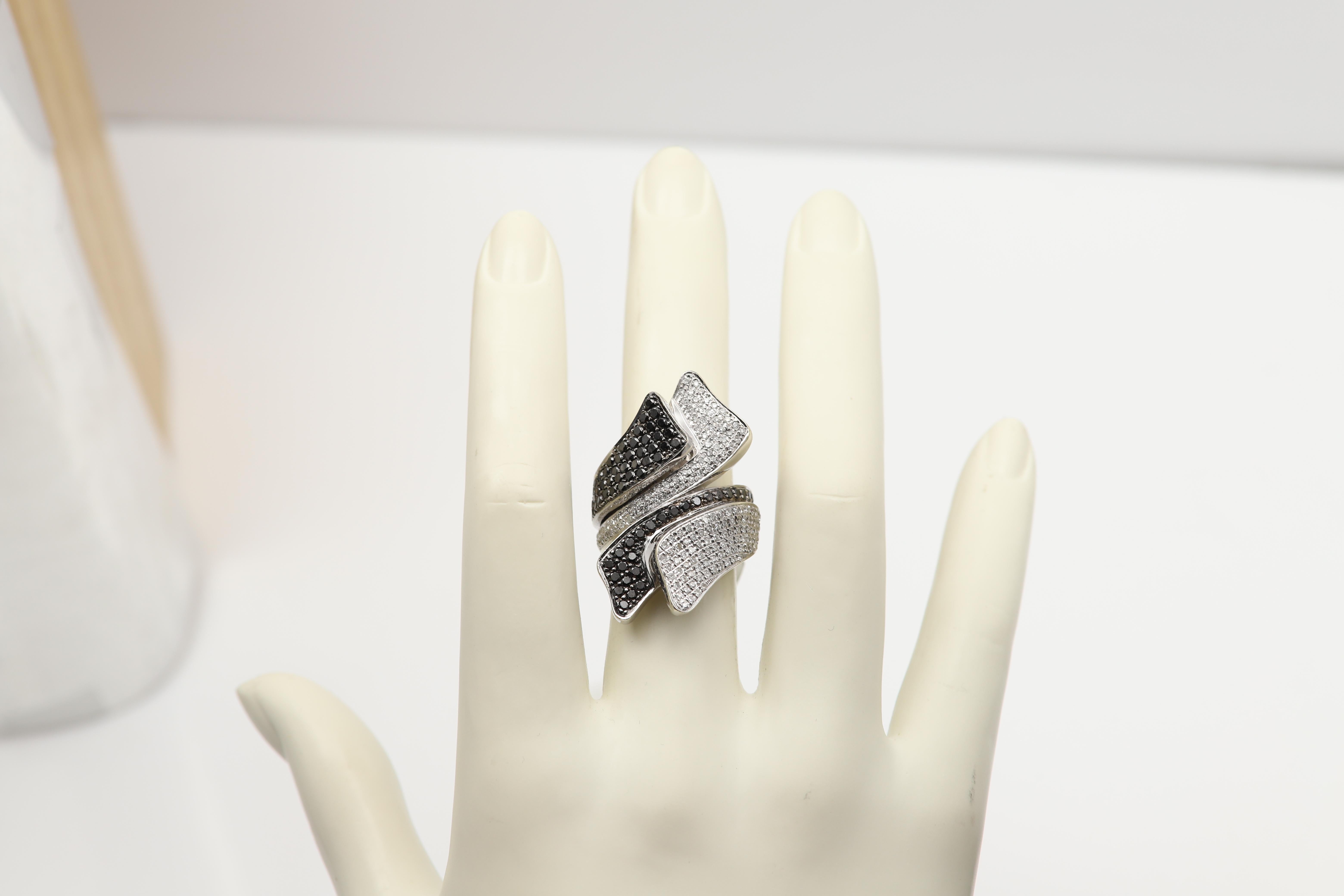 Anello con diamante e fiore d'oro
Diamanti naturali bianchi e neri
Peso approssimativo 20,0 grammi
Oro bianco 14k e rodio nero
Misura circa 37 mm di lunghezza (1,5' pollici)
Misura delle dita 7
Diamanti naturali bianchi e neri da 2.24 carati circa
