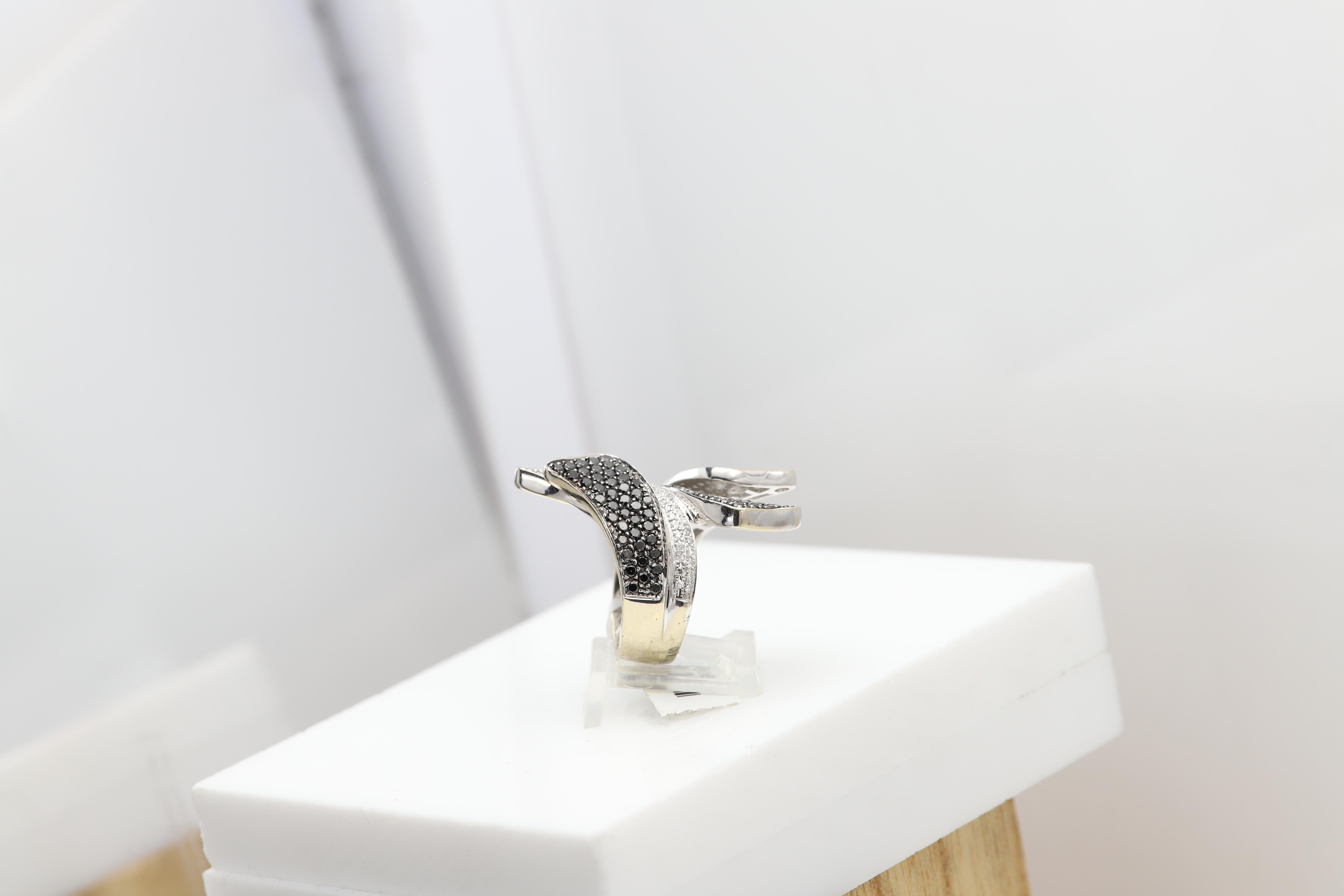Anello con fiore di diamante bianco nero in oro bianco 14K con diamanti naturali In condizioni Nuovo in vendita a Brooklyn, NY