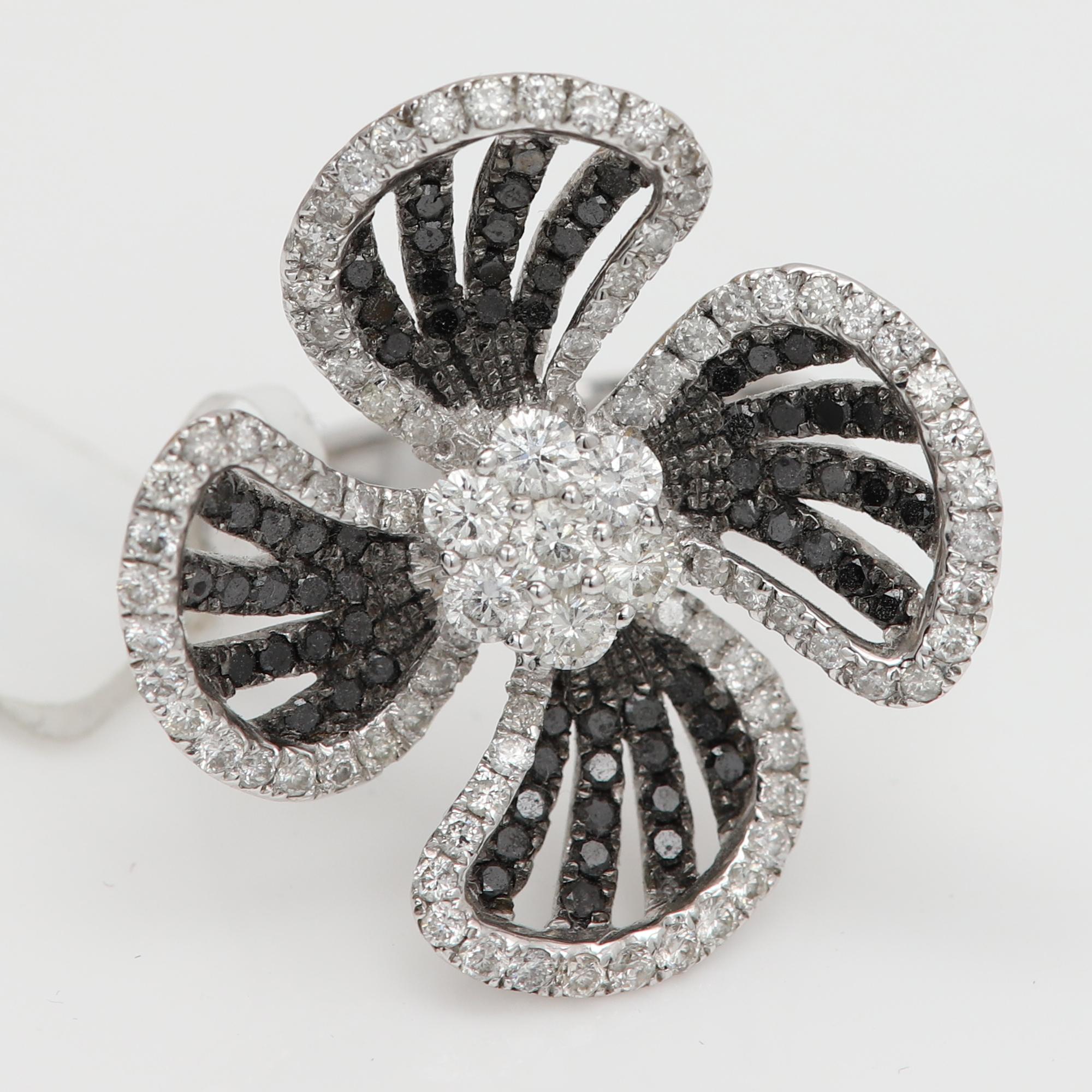 Anello con diamante e fiore d'oro
Diamanti naturali bianchi e neri
Peso approssimativo 7,60 grammi
Oro bianco 18 carati e rodio nero
Dimensioni circa 25 mm di larghezza/diametro (1' pollice)
Misura delle dita 6
Diamanti naturali bianchi e neri da