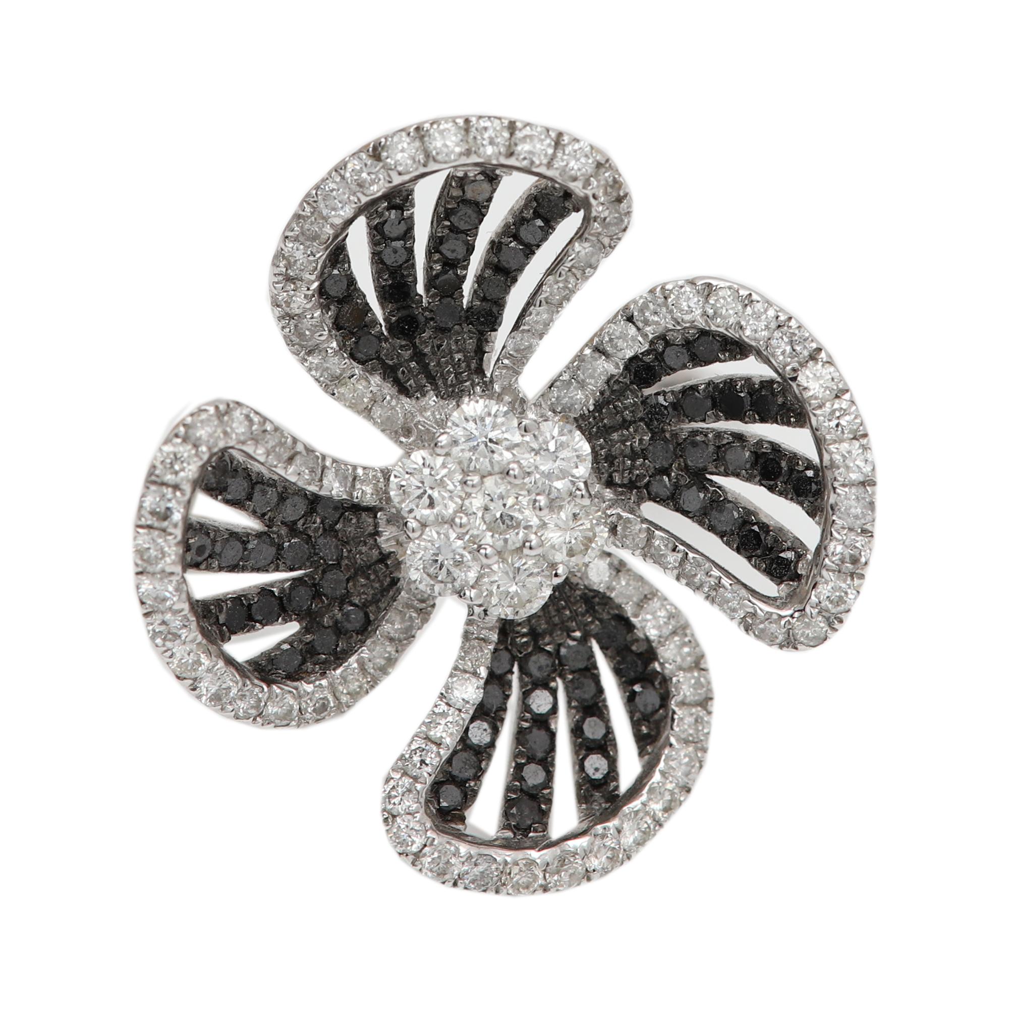 Taglio rotondo Anello con fiore di diamante bianco nero in oro bianco 18 carati con diamanti naturali in vendita