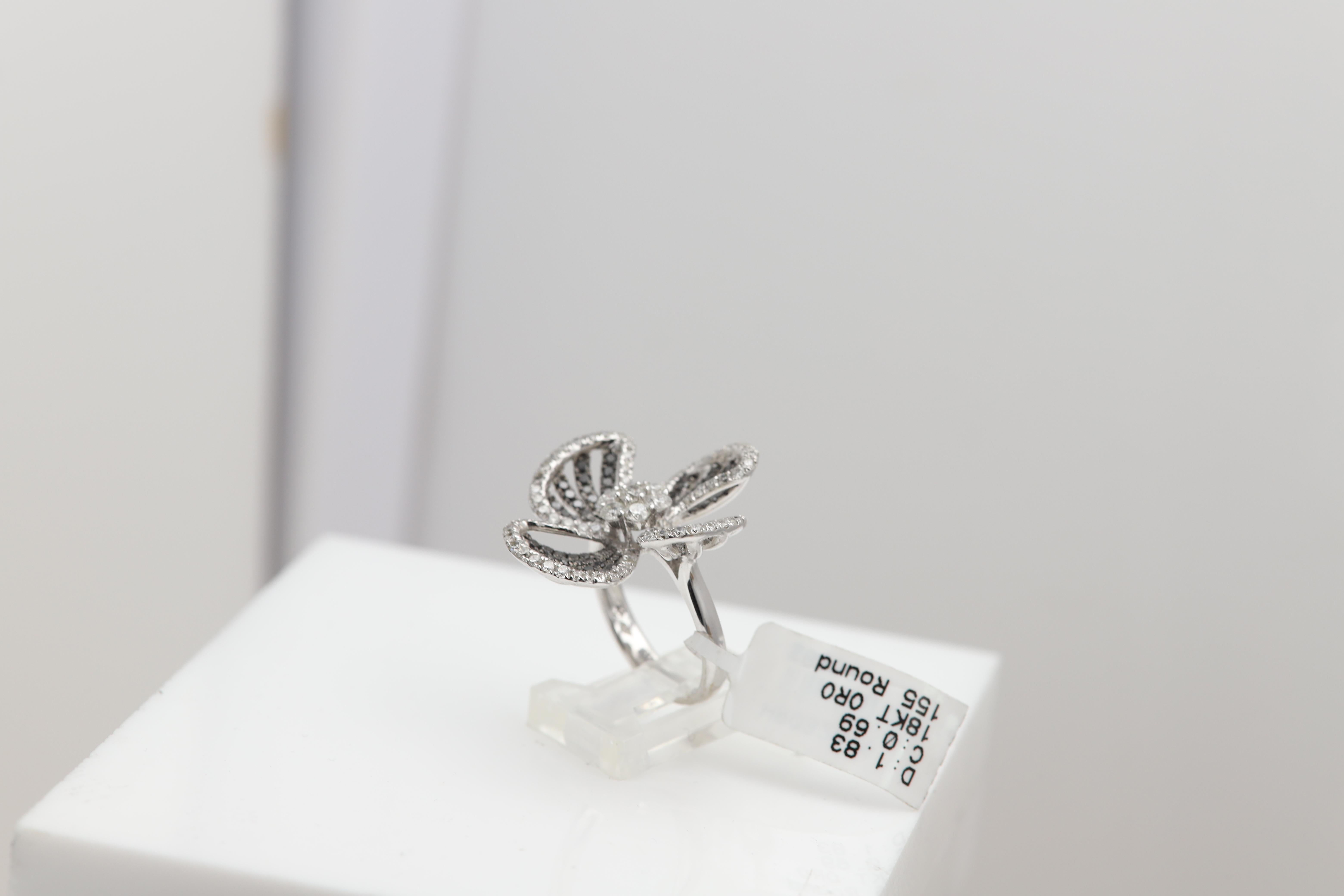 Anello con fiore di diamante bianco nero in oro bianco 18 carati con diamanti naturali In condizioni Nuovo in vendita a Brooklyn, NY