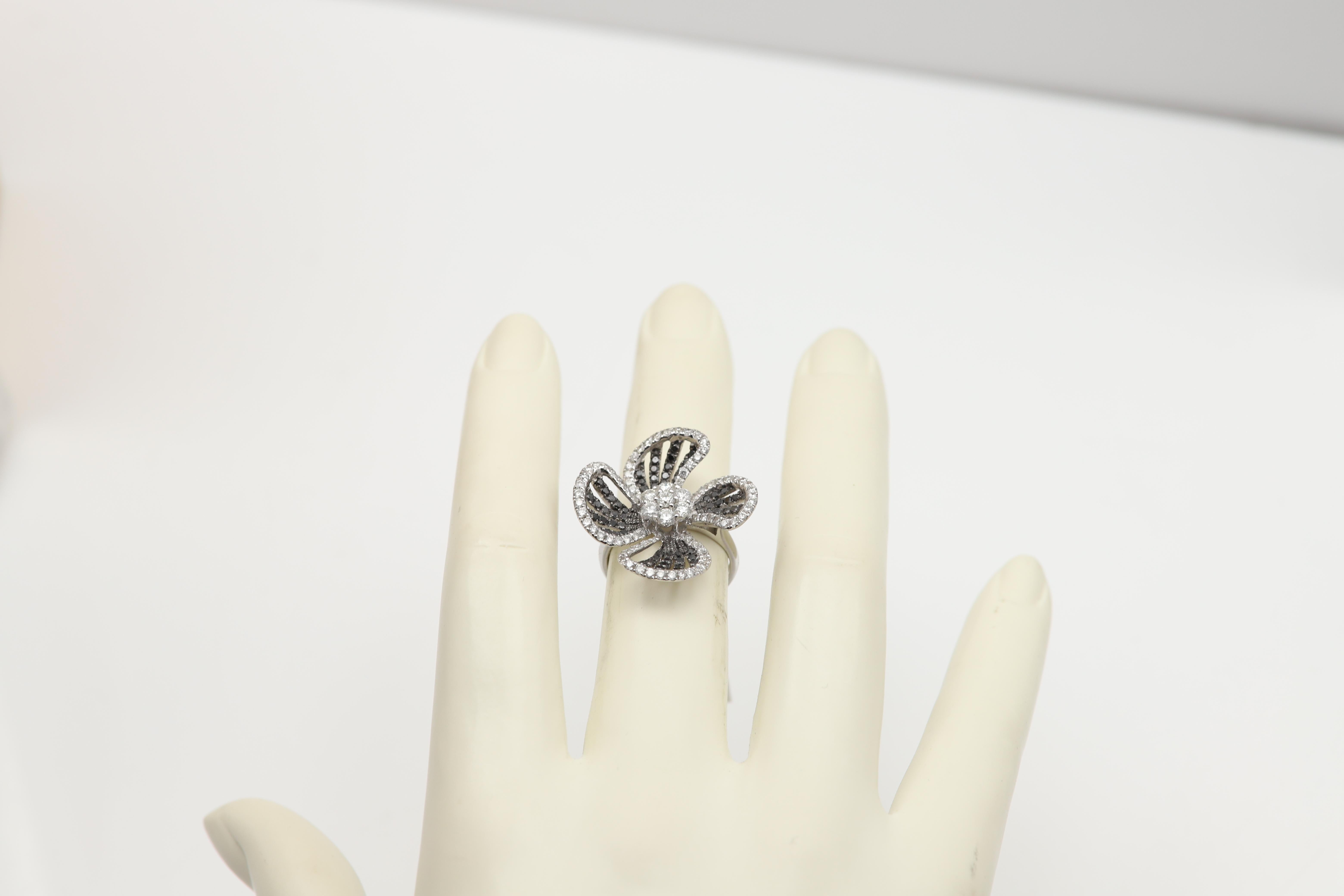 Donna Anello con fiore di diamante bianco nero in oro bianco 18 carati con diamanti naturali in vendita