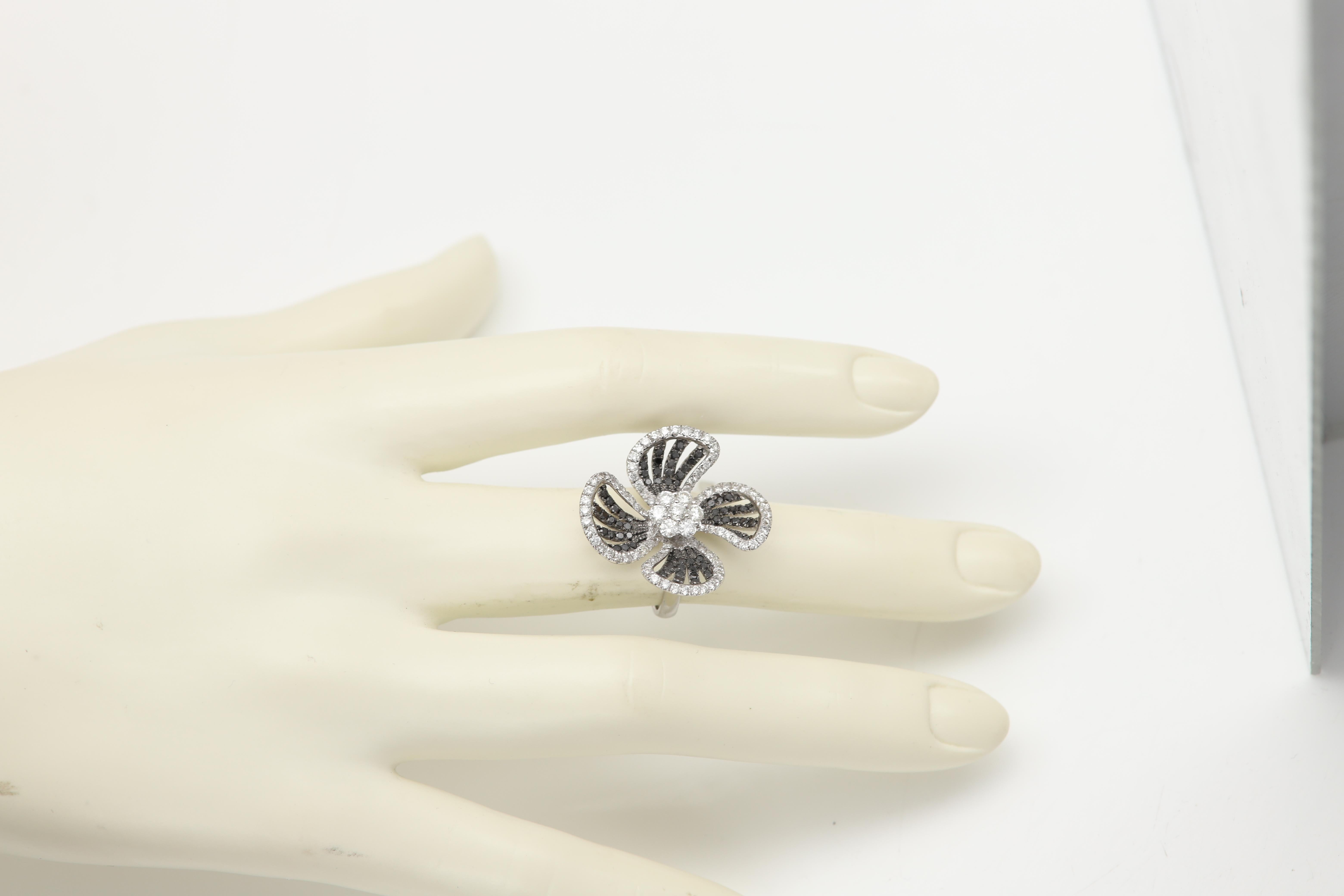 Anello con fiore di diamante bianco nero in oro bianco 18 carati con diamanti naturali in vendita 1