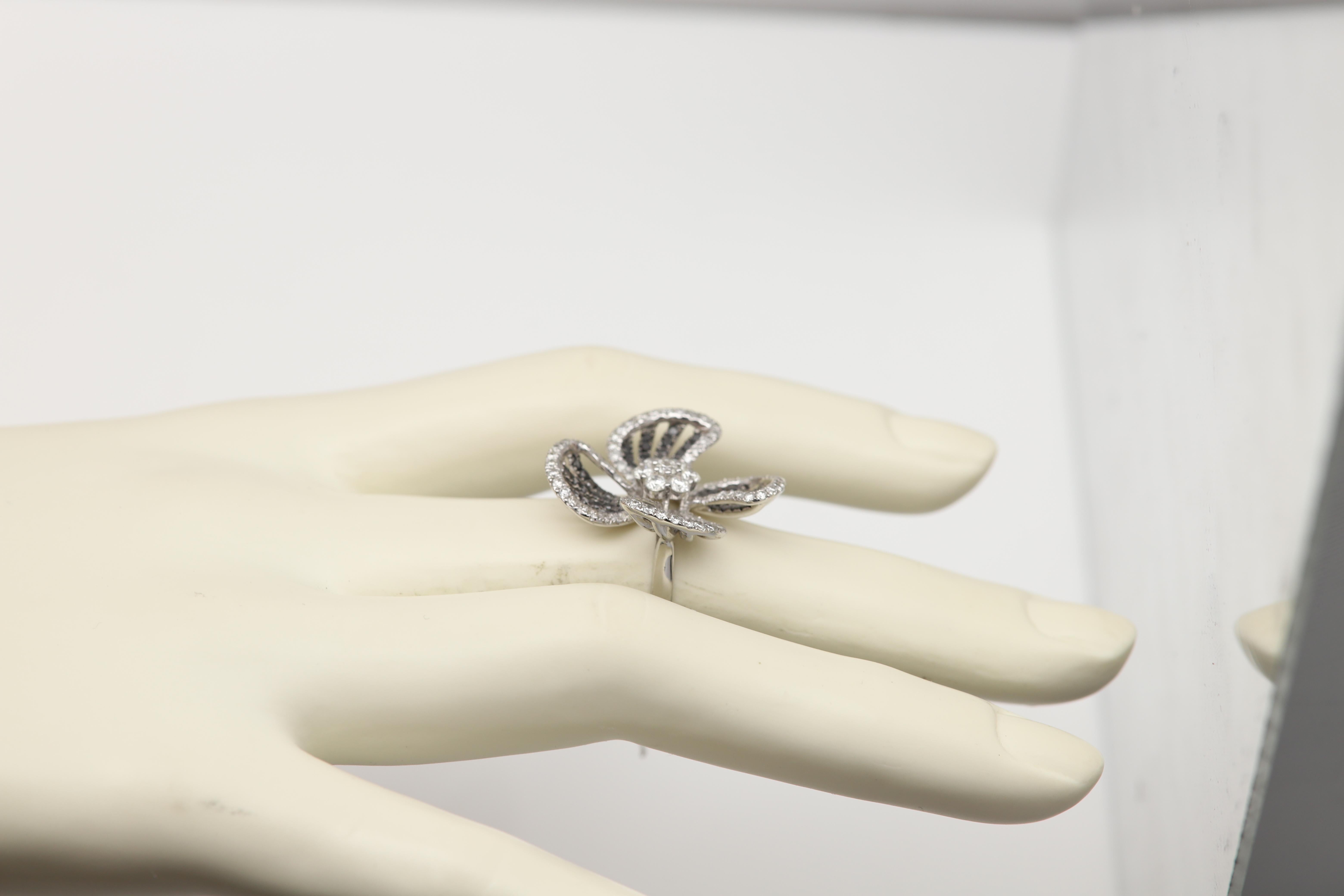 Anello con fiore di diamante bianco nero in oro bianco 18 carati con diamanti naturali in vendita 2