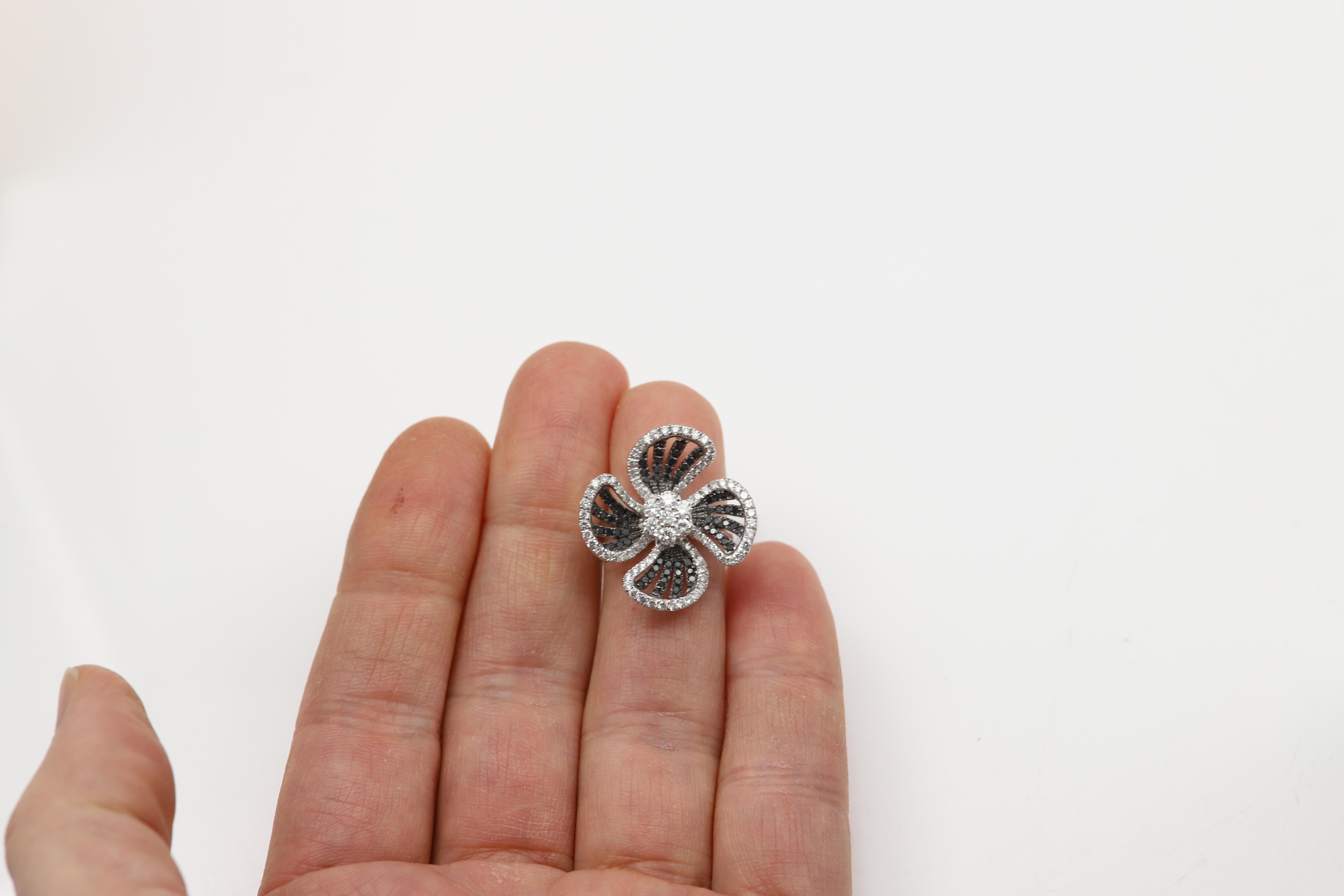 Anello con fiore di diamante bianco nero in oro bianco 18 carati con diamanti naturali in vendita 3