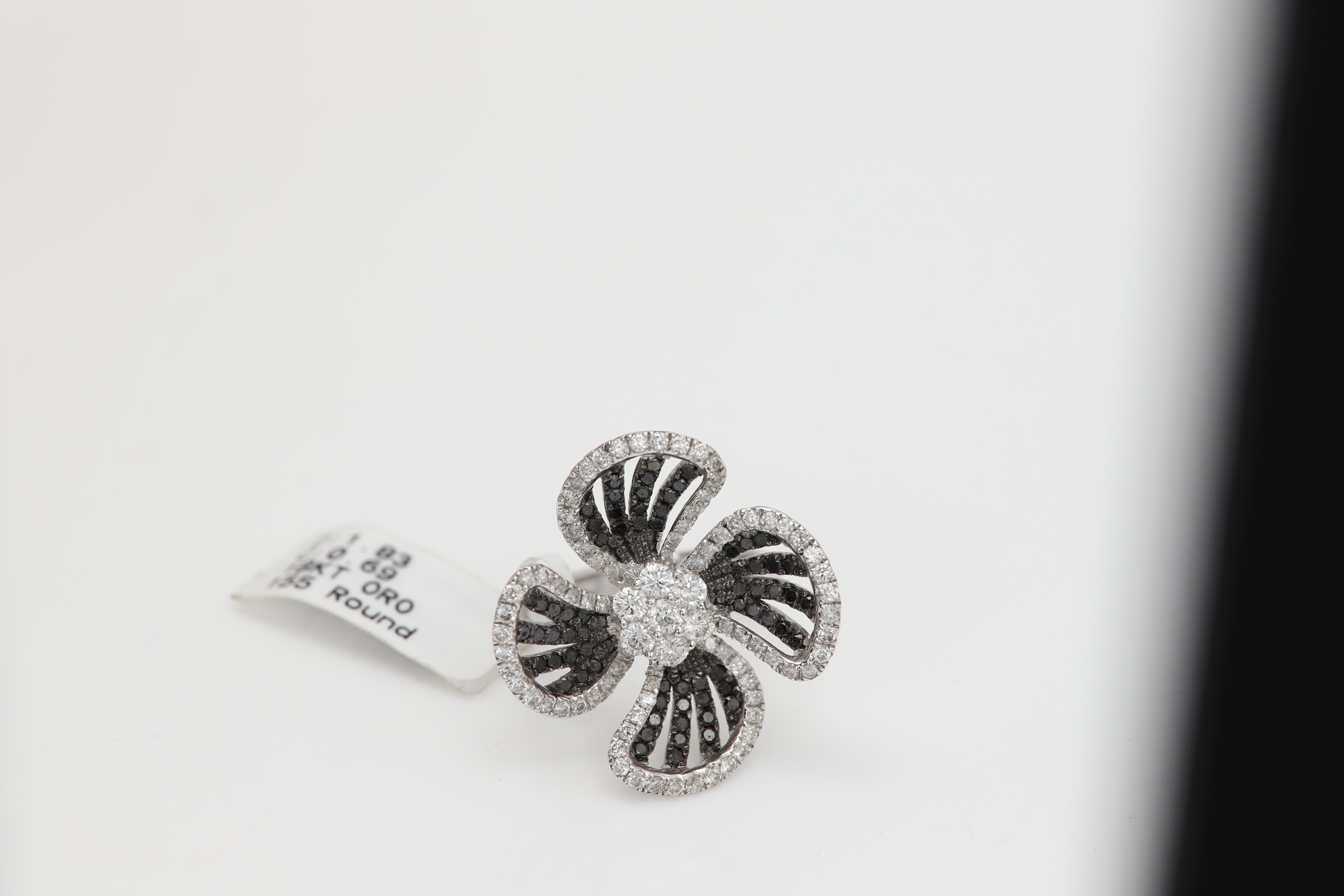 Anello con fiore di diamante bianco nero in oro bianco 18 carati con diamanti naturali in vendita 4