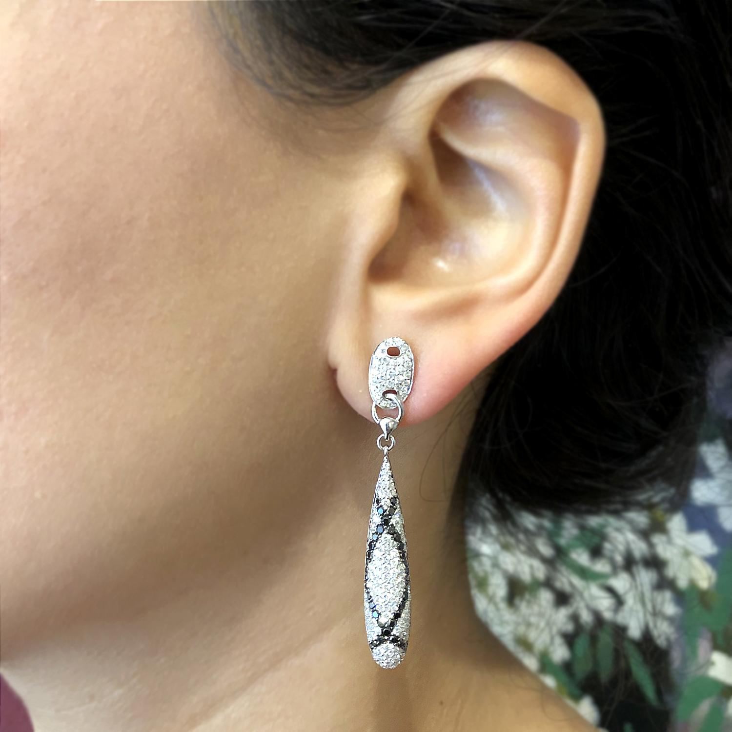 Boucles d'oreilles pendantes en or avec diamants noirs et blancs Pour femmes en vente
