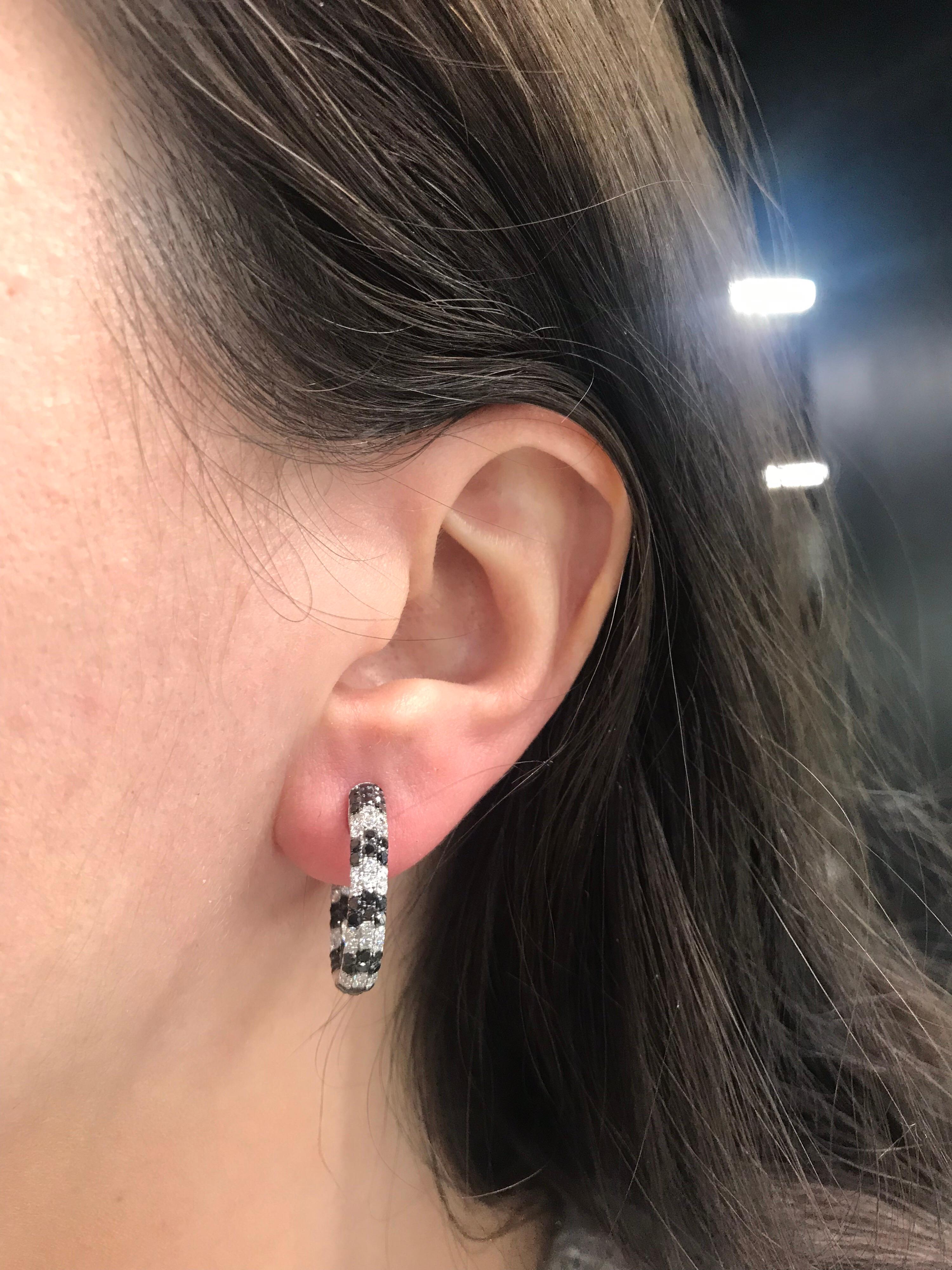 18K White Gold hoop earrings featuring 112 black diamonds weighing 2.70 carats and 84 round brilliants weighing 1.60 carats.
Color G-H
Clarity SI