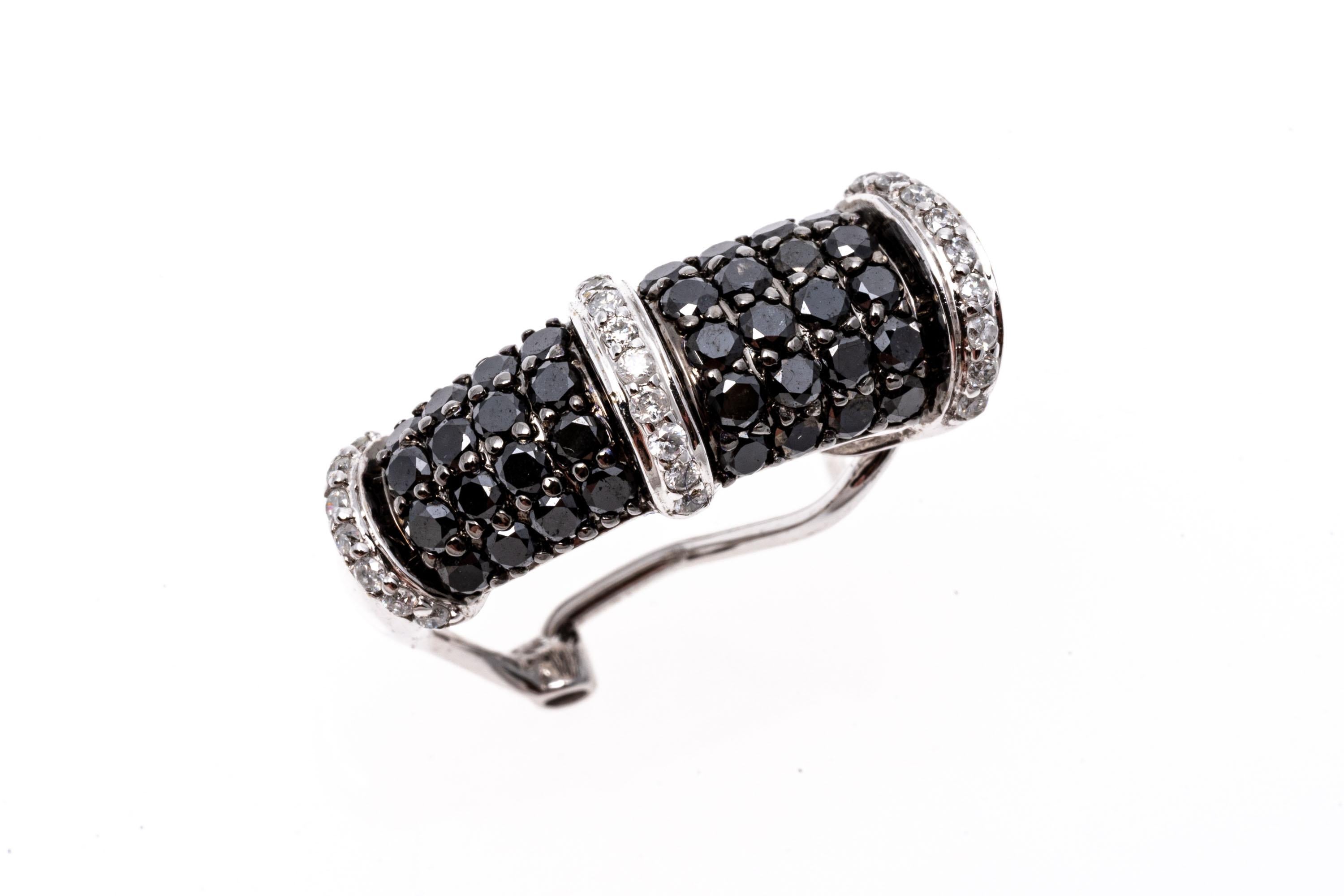 Créoles J en or blanc 14 carats avec diamants noirs et blancs pavés, environ 1,80 carat poids total Bon état - En vente à Fairfield, CT