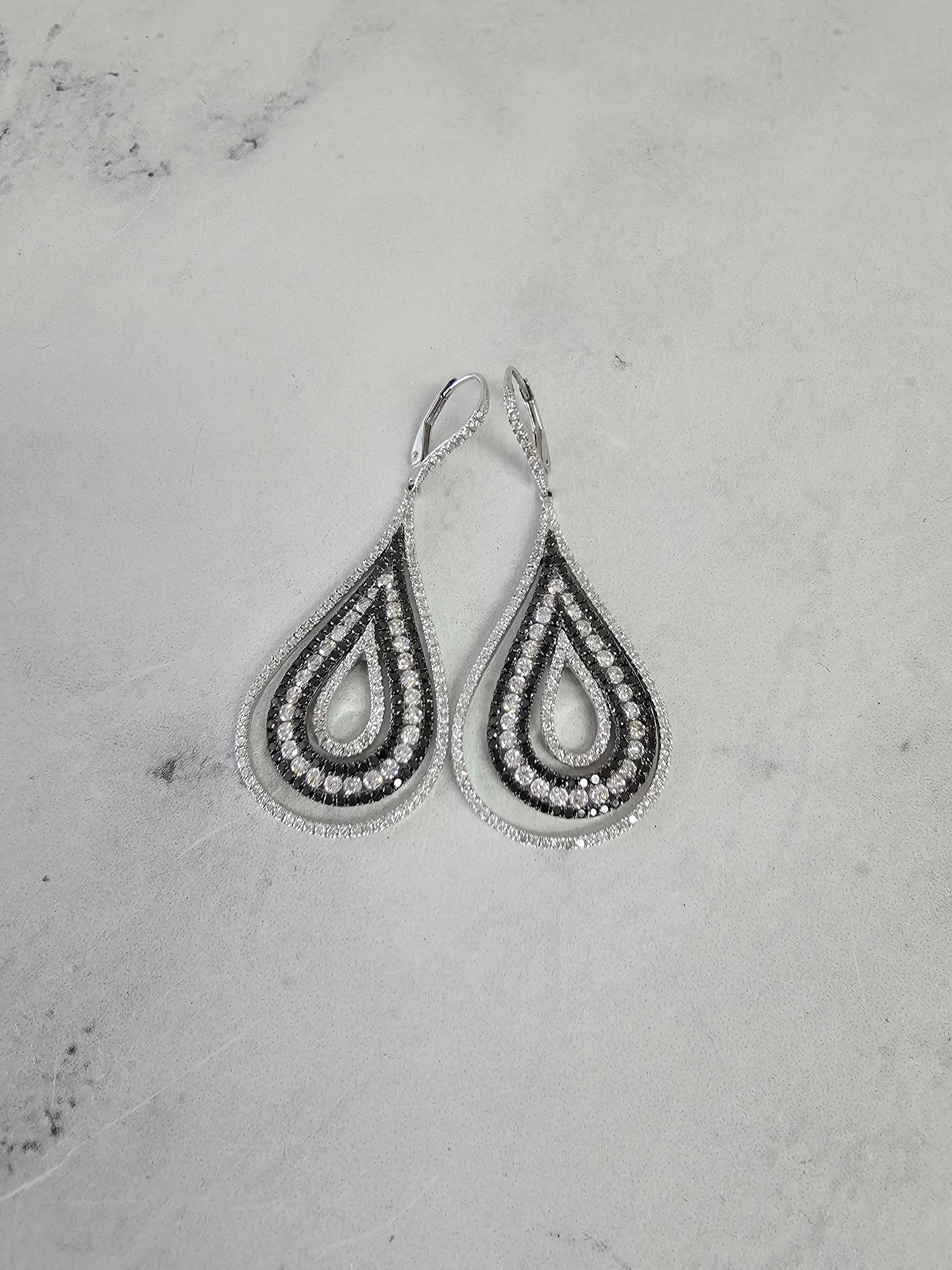 Black & White Diamond Pave Earrings 18k White Gold In New Condition For Sale In Sugar Land, TX